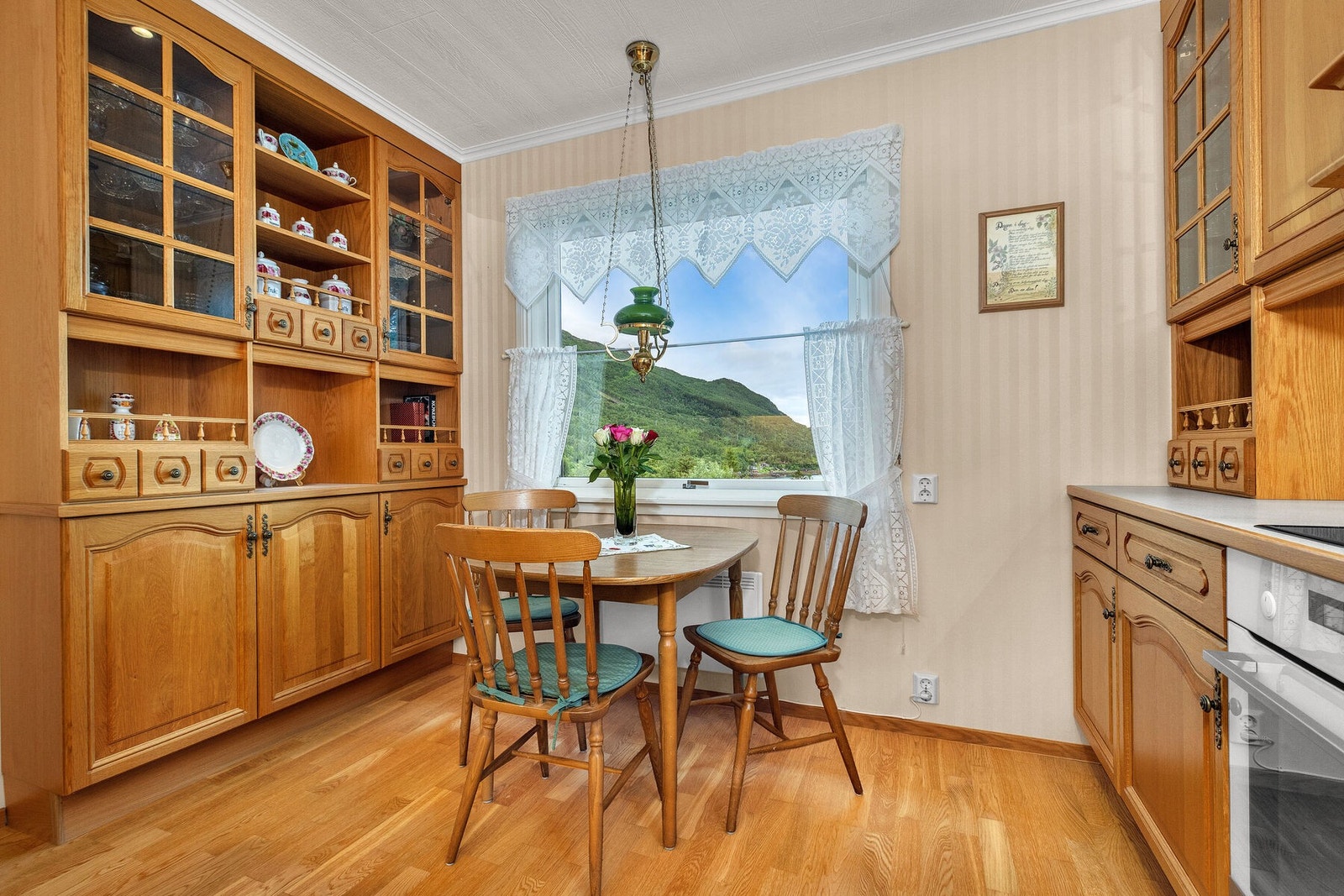 Godt med skapplass i både over- og underskap. Galleribilde