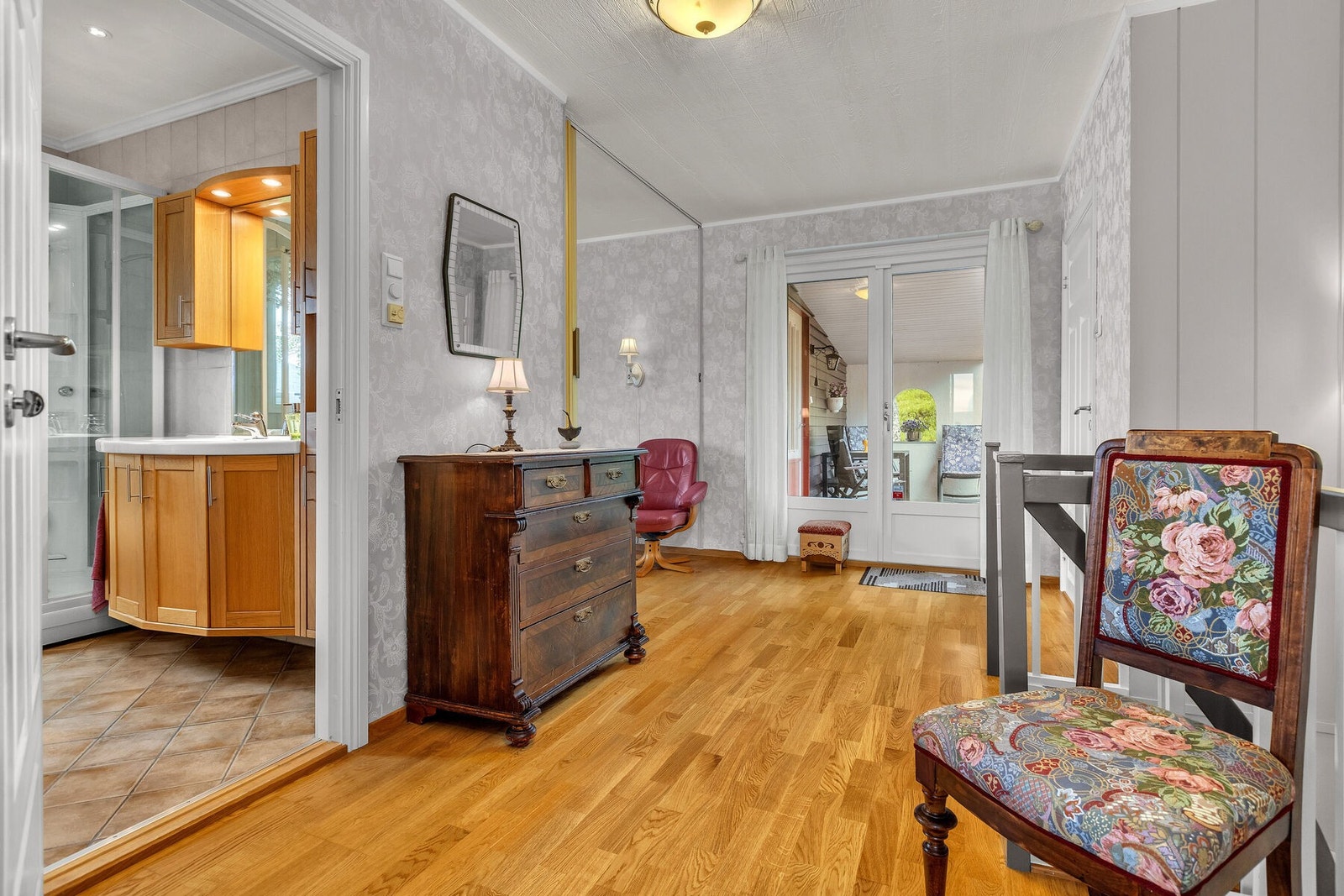 En tofløyet dør med glassfelt fører ut til en av boligens to verandaer. Galleribilde