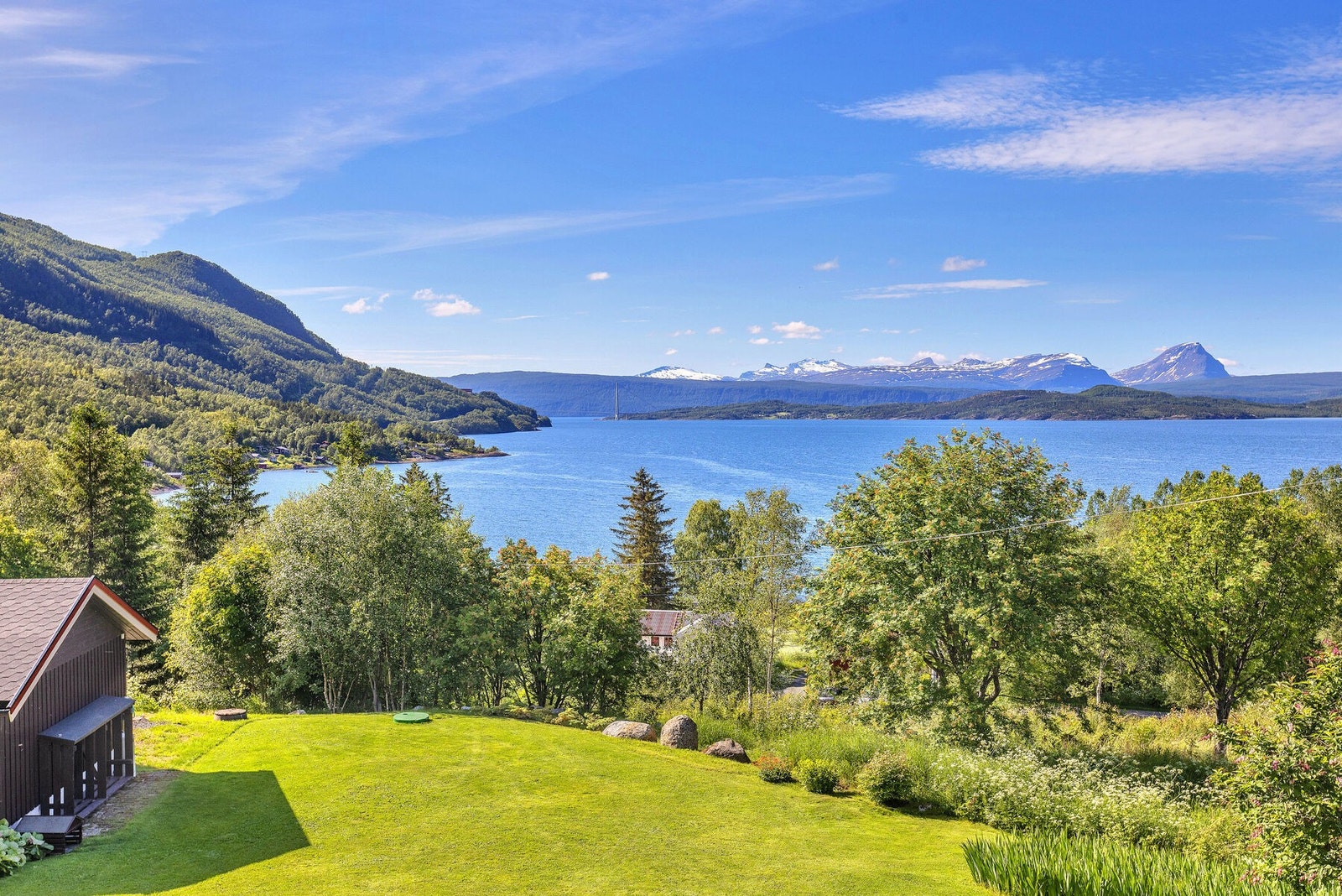 Utsikt mot fjorden og Hålogalandsbrua i det fjerne. Galleribilde