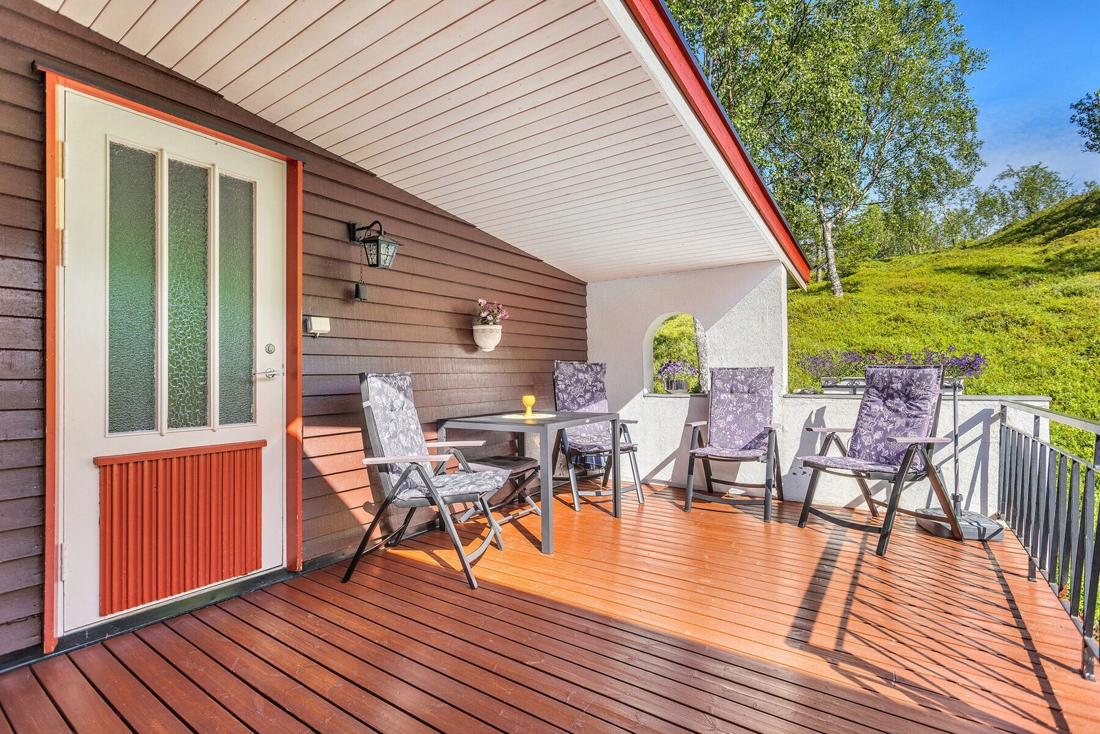 God plass til sittegruppe på den ene av boligens to verandaer. Galleribilde