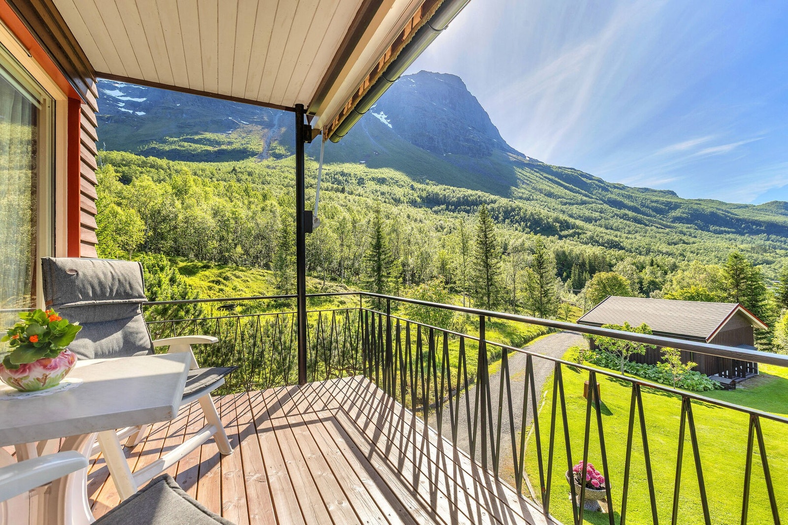 Fra den overbygde verandaen kan man nyte utsikten mot fjellene. Galleribilde