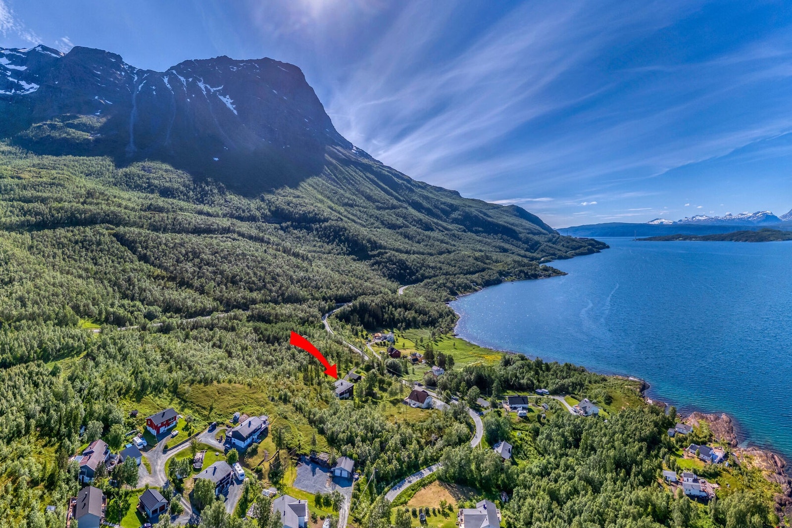 Eiendommen er markert med rød pil. Galleribilde