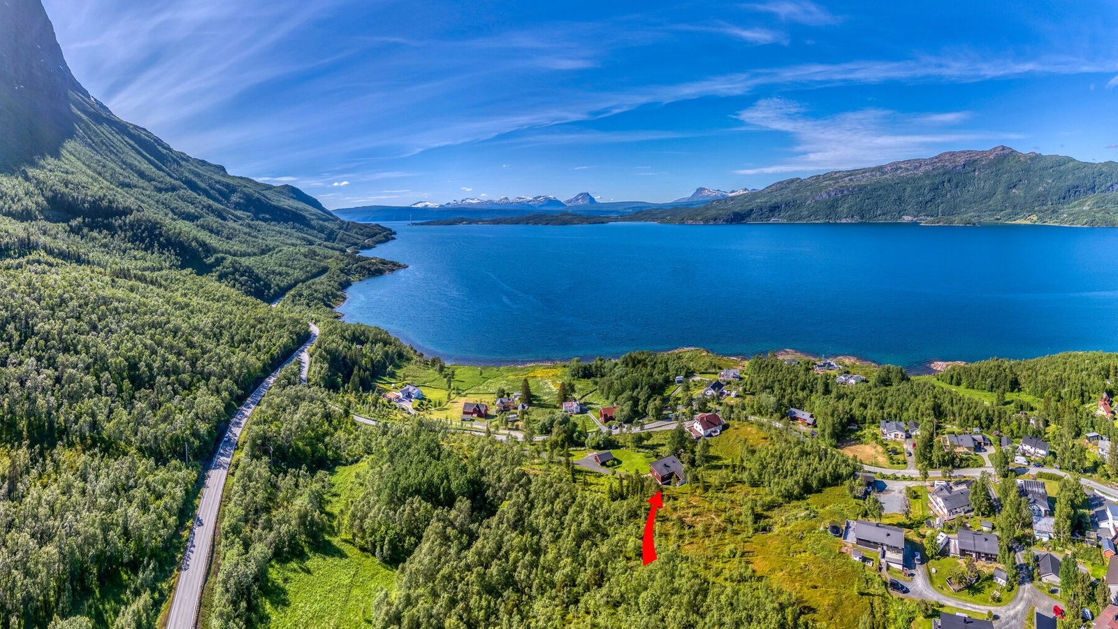 Eiendommen er markert med rød pil. Galleribilde
