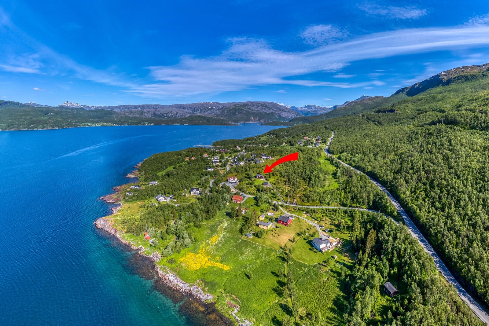 Eiendommen er markert med rød pil. Galleribilde
