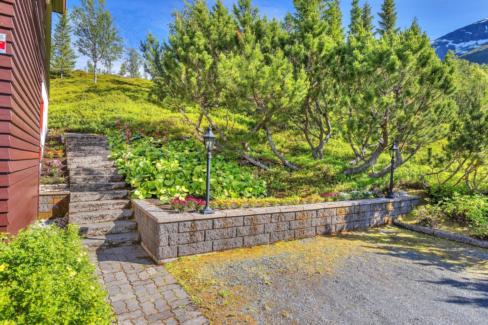Forstøtningsmurer i betongstein fra 2016. Galleribilde