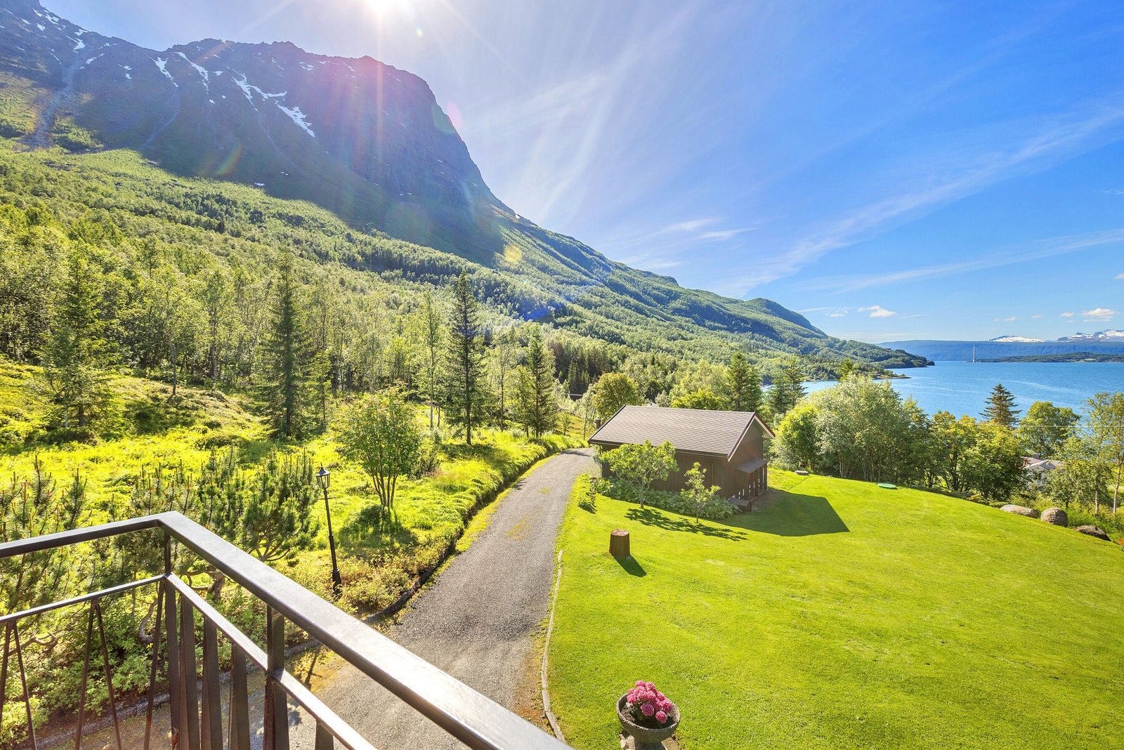 Eiendommen har to verandaer som gir rikelig med plass for utemøbler og uteliv. Galleribilde
