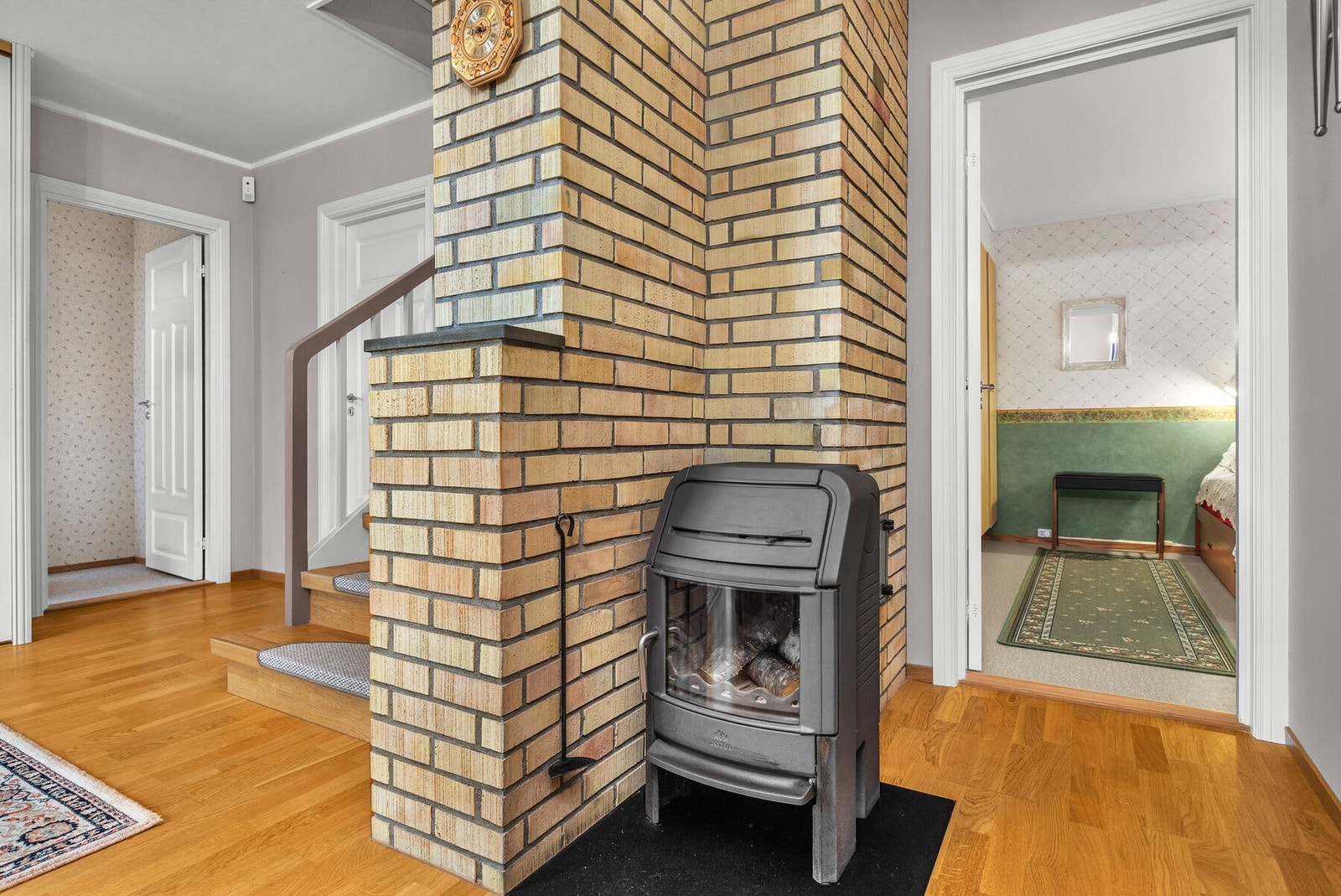 En peisovn i hallen gir ekstra varme og hygge. Galleribilde