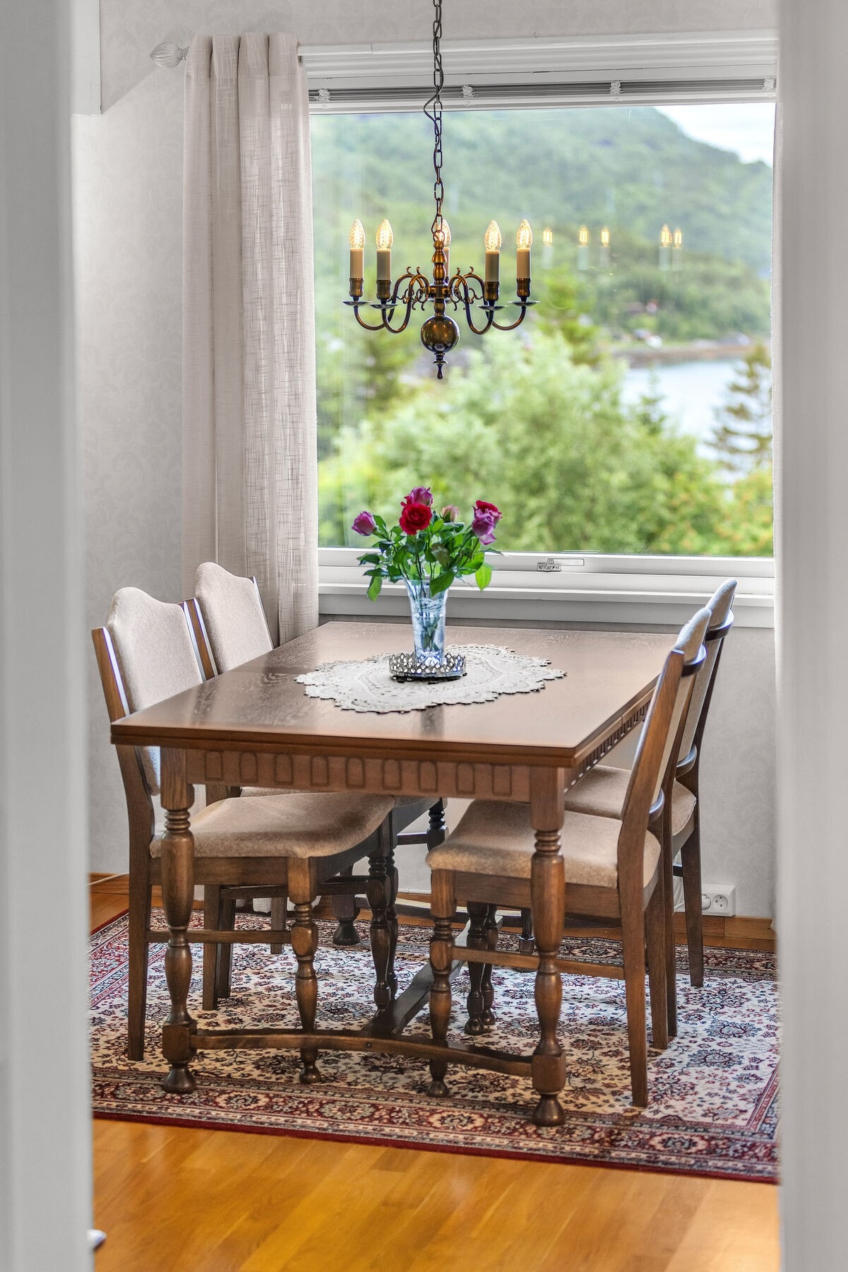 Fra spisestuen er det utgang til en overbygd veranda på 7 m². Galleribilde