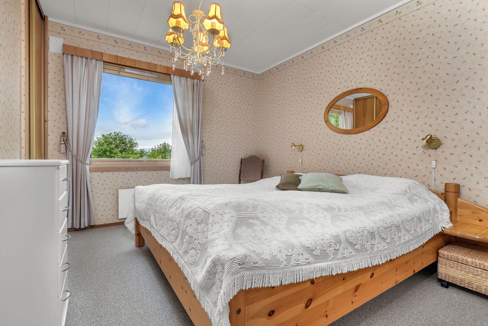 To av soverommene er utstyrt med skyvedørsgarderobe. Galleribilde