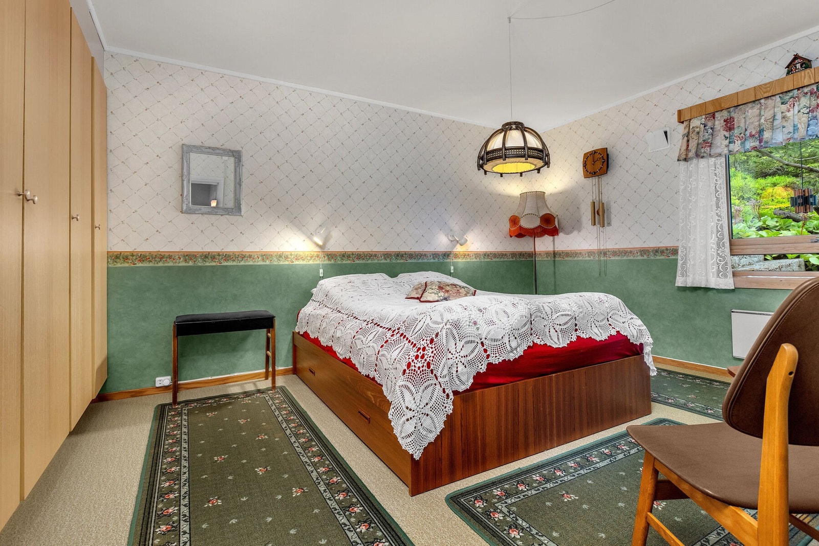 Ett av soverommene er utstyrt med plassbygde garderobeskap. Galleribilde