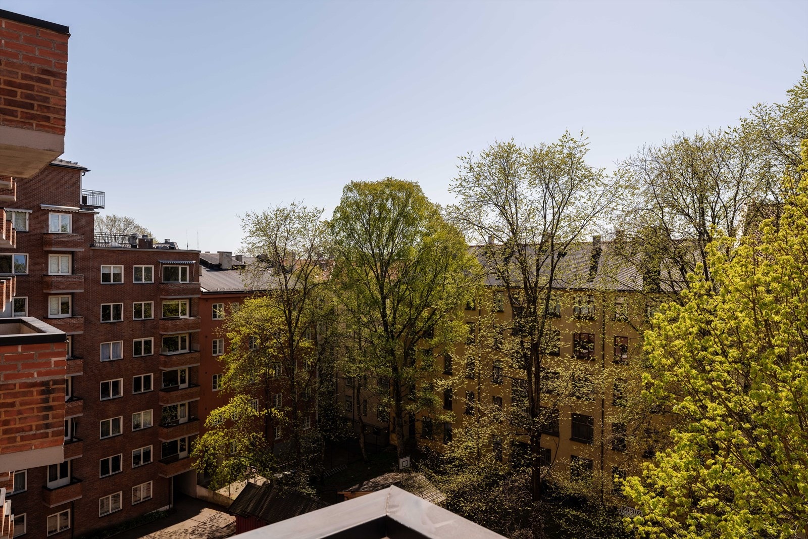 Høyt og fritt med utsikt over hustakene. Siden du bor så høyt, føles leiligheten utrolig fri og usjenerte. Galleribilde
