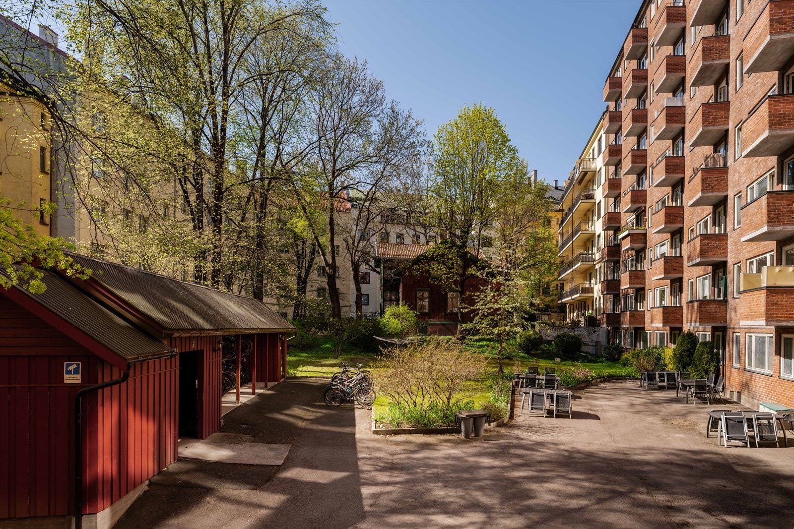 Nyt de rolige omgivelsene i den felles bakgården - en sjelden og fredelig oase på Frogner. Galleribilde