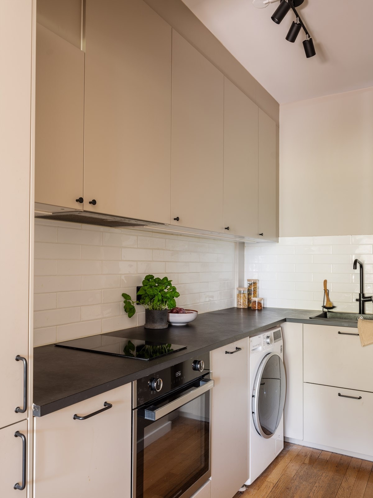 Moderne eleganse med sorte detaljer som gir en flott kontrast til de lyse frontene. Galleribilde