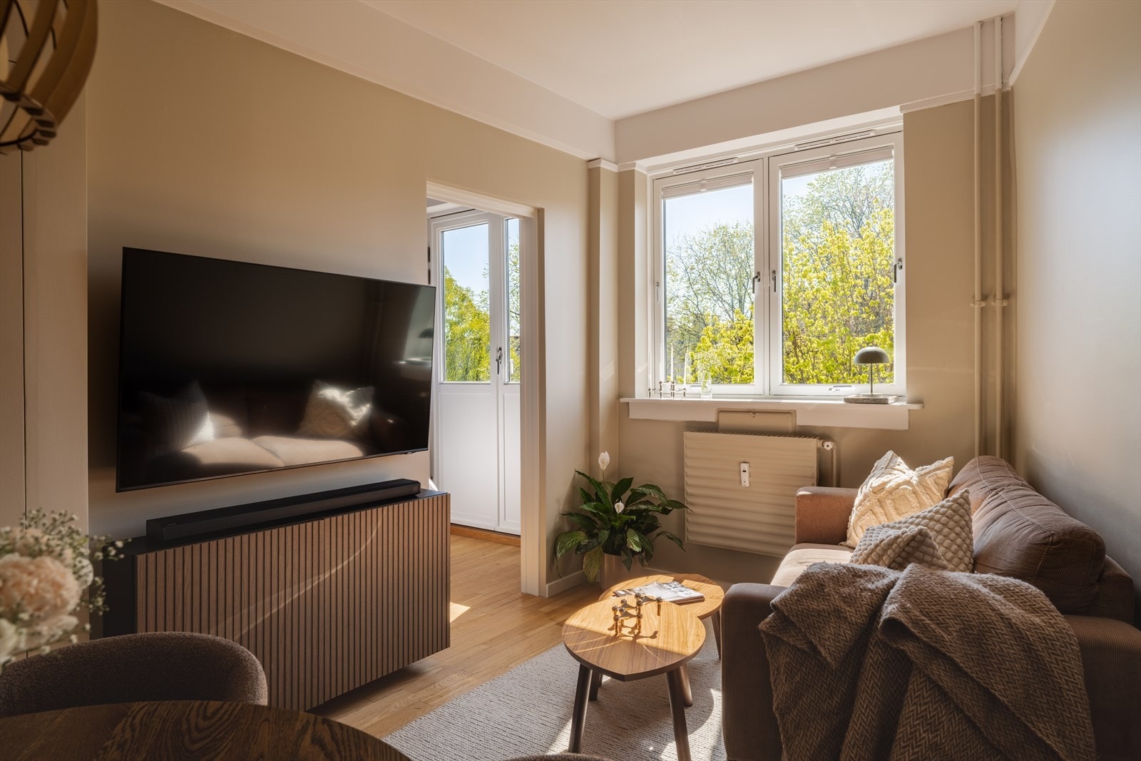 Sosial og åpen planløsning med god plass til både sofakrok med TV og en hyggelig spisesone! Galleribilde