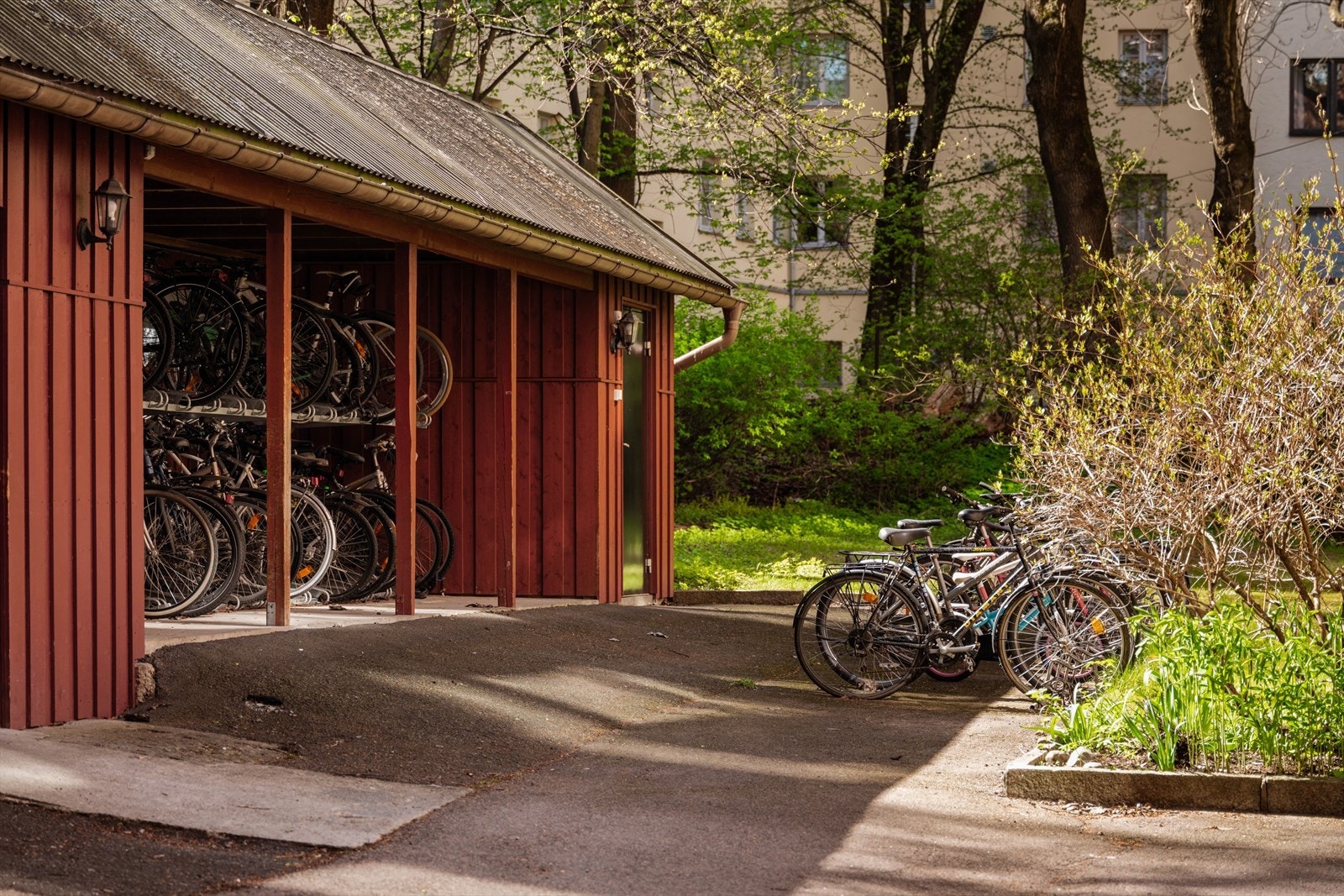 Praktisk og trygt! Bakgården har god plass til sykkelparkering, perfekt for deg som liker å tråkke rundt i byen. Galleribilde