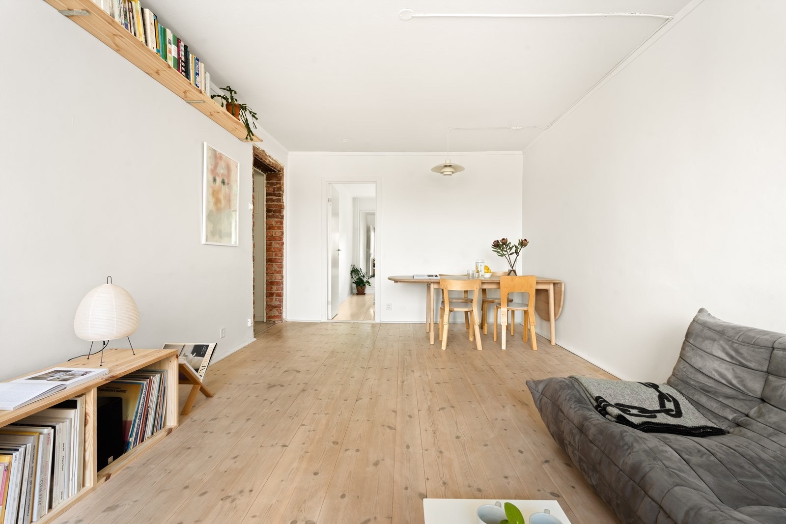 Stuen fremstår som en invitasjon til gode opplevelser. Her er det tilrettelagt for avkobling og hygge. Galleribilde