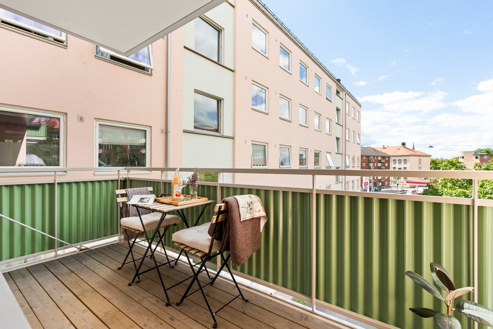 Den vestvendte balkongen byr på gode solforhold på ettermiddag- og kveldstid. Galleribilde