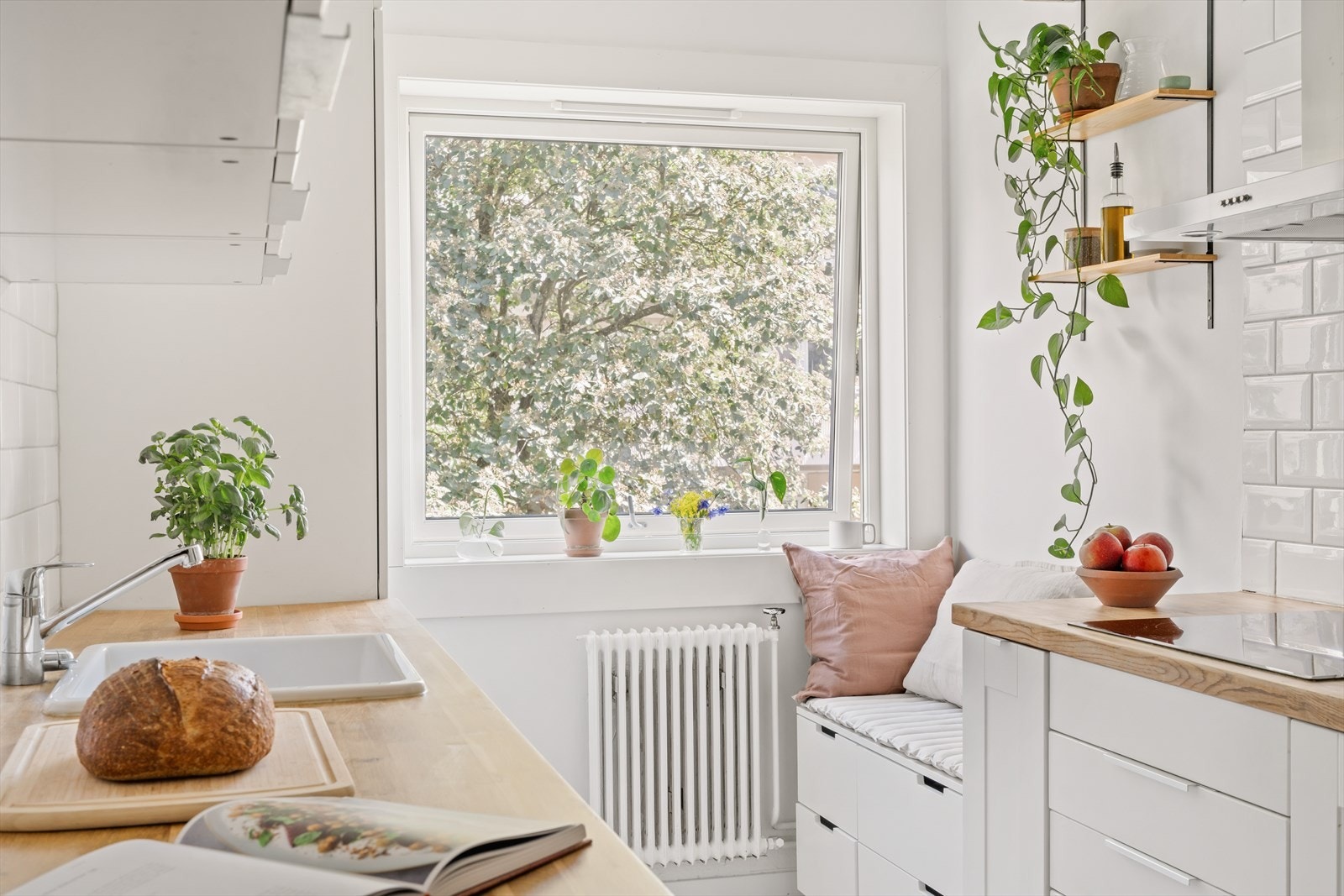 De store vindusflatene slipper inn rikelig med naturlig dagslys og gir samtidig et hyggelig blikk ut mot grønne omgivelser. Galleribilde