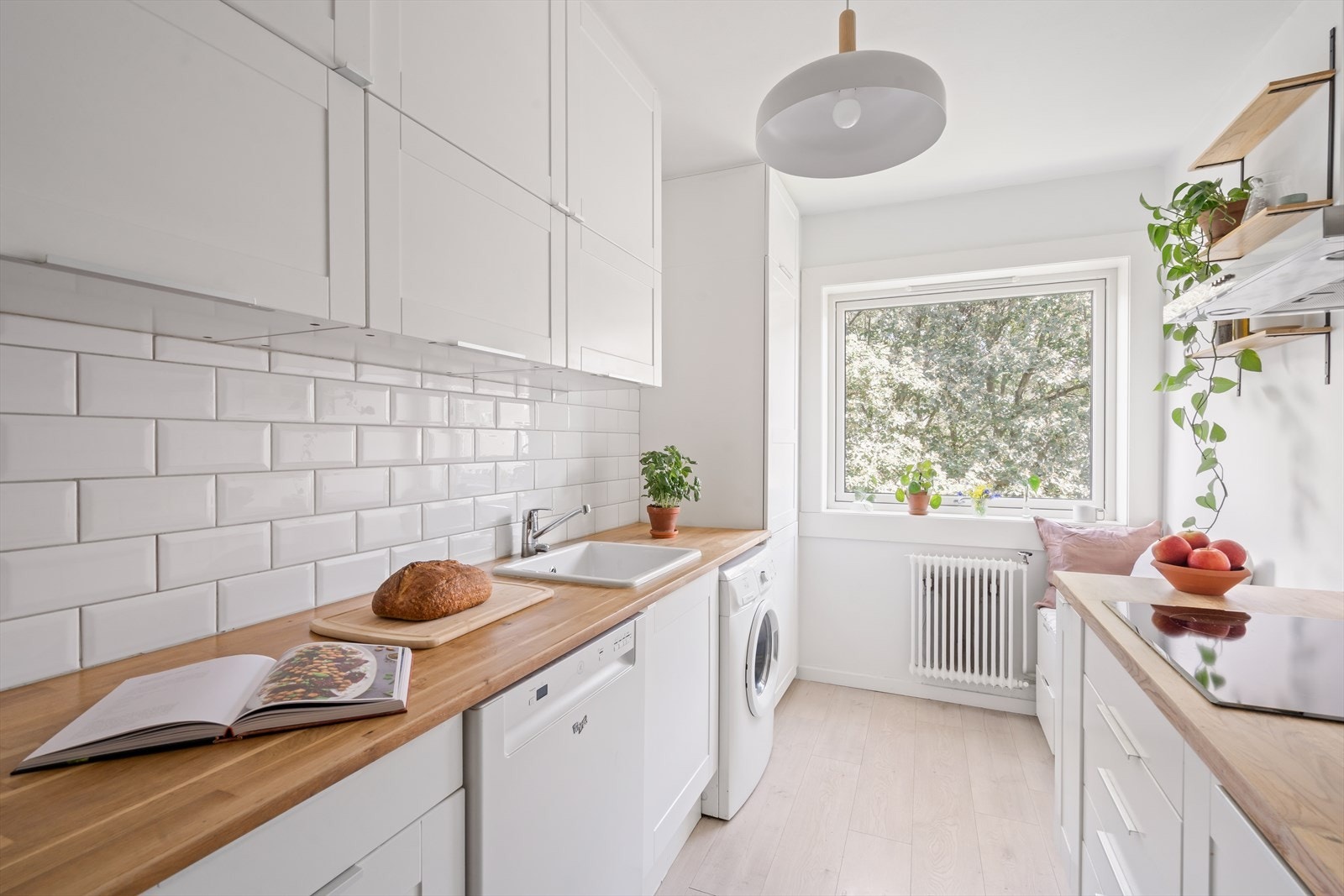 Mellom over- og underskapene er det en praktisk backsplash som gjør rengjøringen enkel. Galleribilde