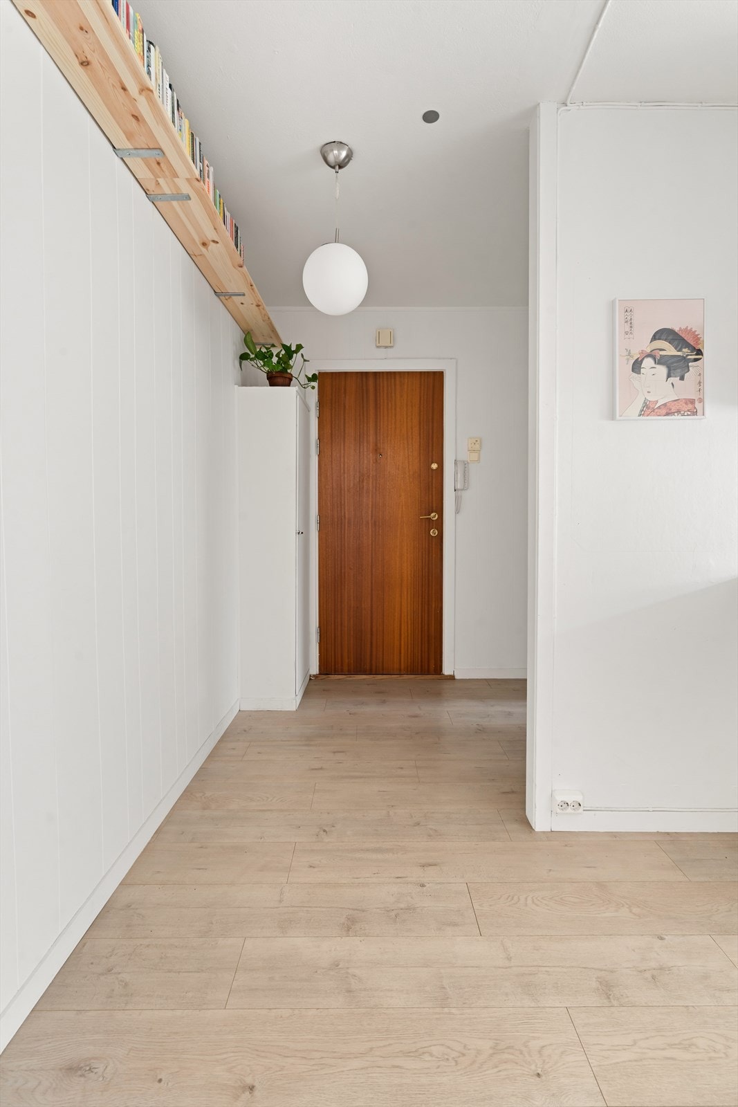 Innbydende entré med god romfølelse og naturlig adkomst til resten av boligen. Galleribilde