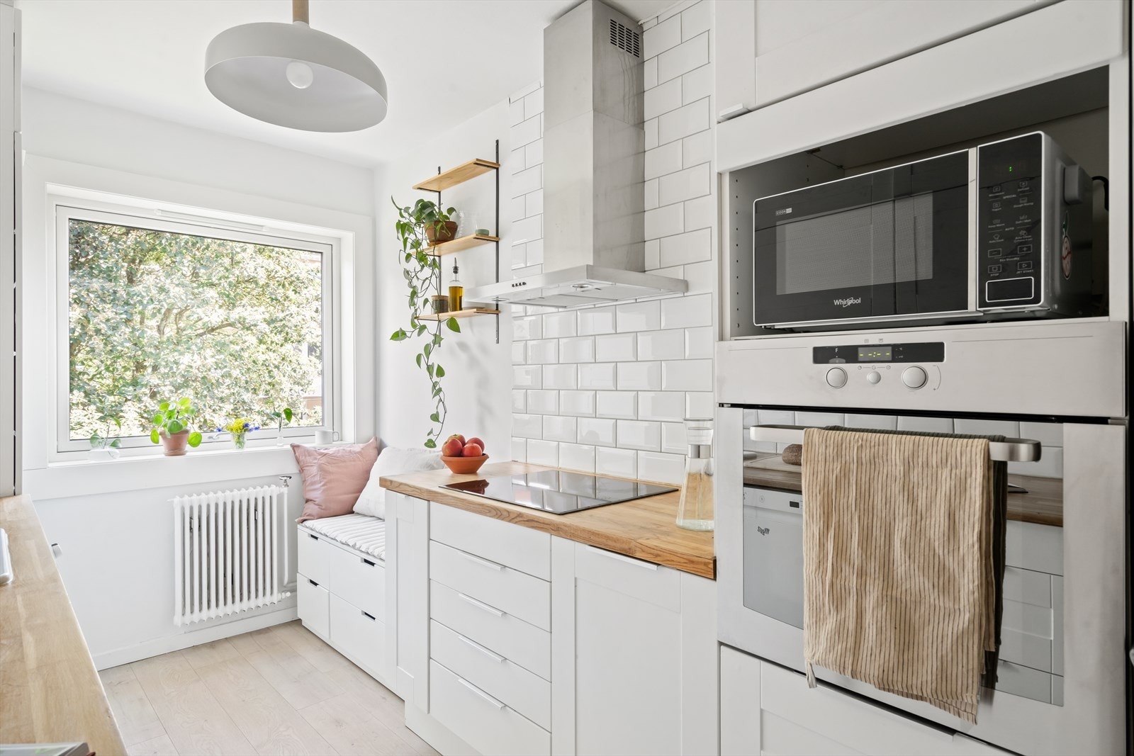 Kjøkkenet byr på integrert platetopp, stekeovn, oppvaskmaskin og frittstående vaskemaskin og kjøle-/fryseskap. Galleribilde