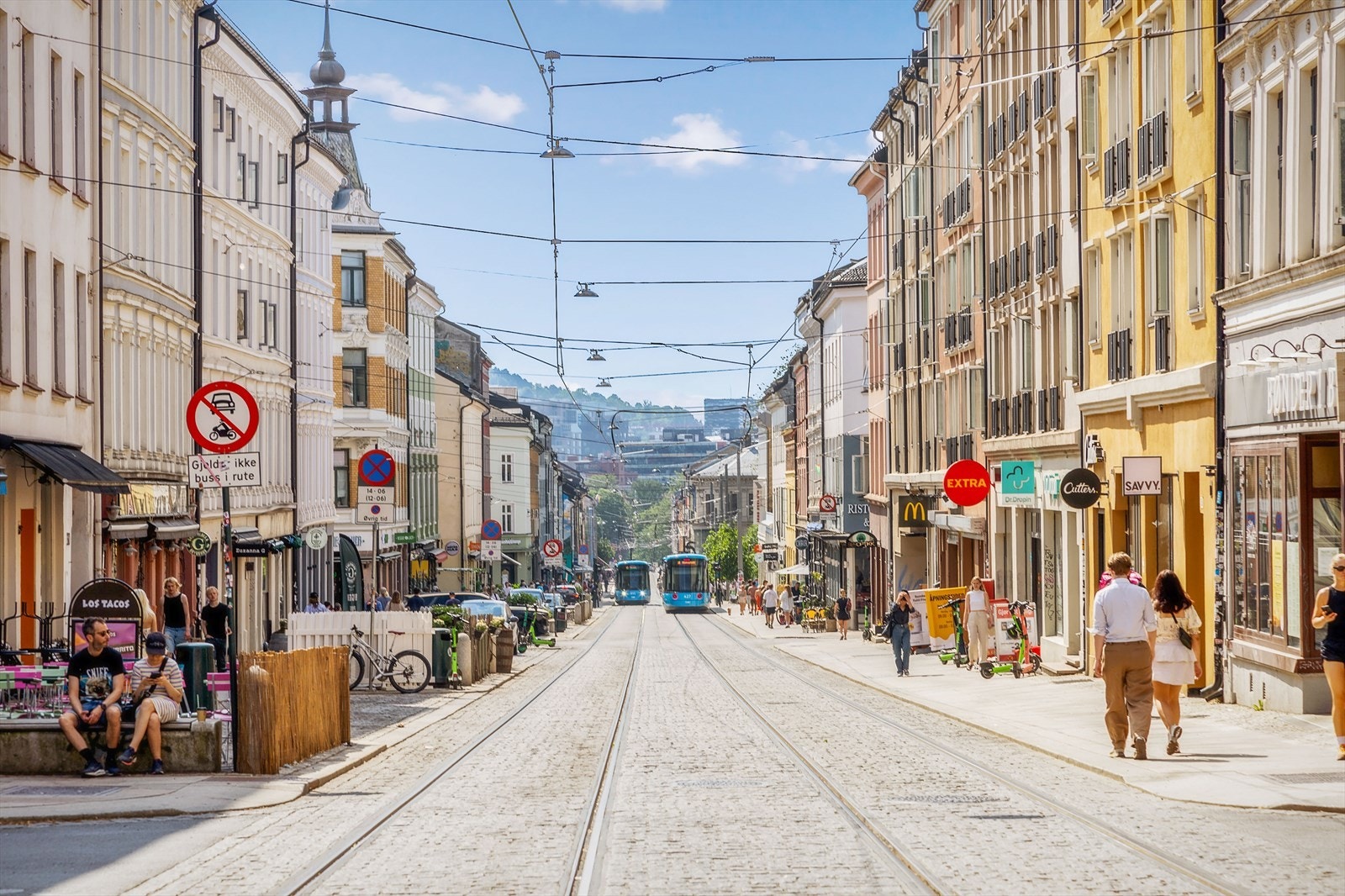 Populære Grünerløkka med sitt yrende folke- og kulturliv ligger i kort avstand fra leiligheten. Galleribilde