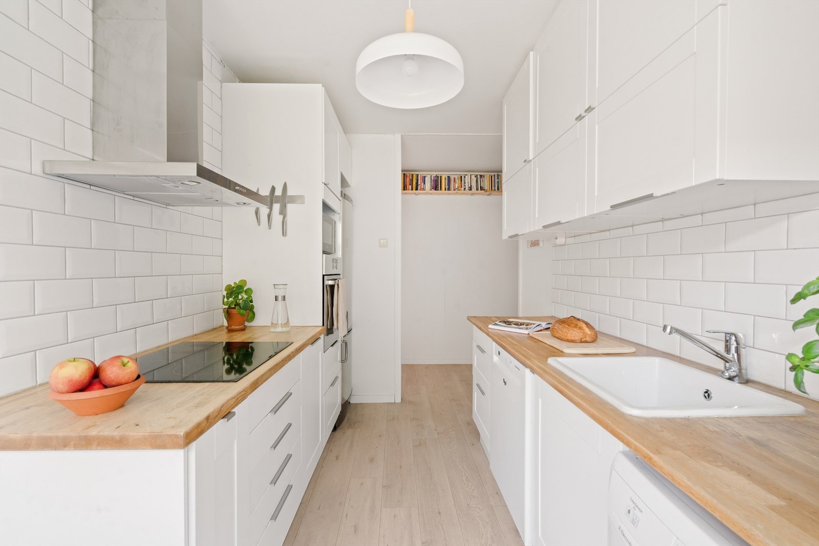 Her kan matlagingen foregå uforstyrret, uten at gjestene ser oppvasken. Galleribilde