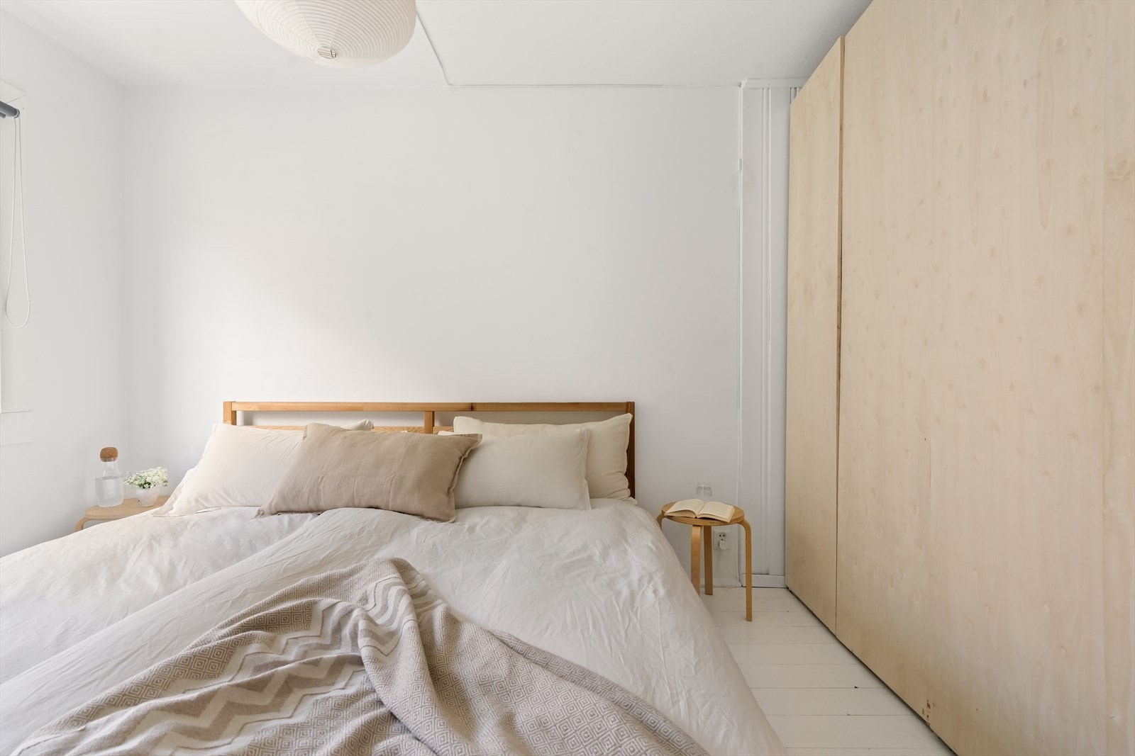 God plass til dobbeltseng, nattbord på begge sider samt en stor garderobe med rikelig av oppbevaringsplass. Galleribilde