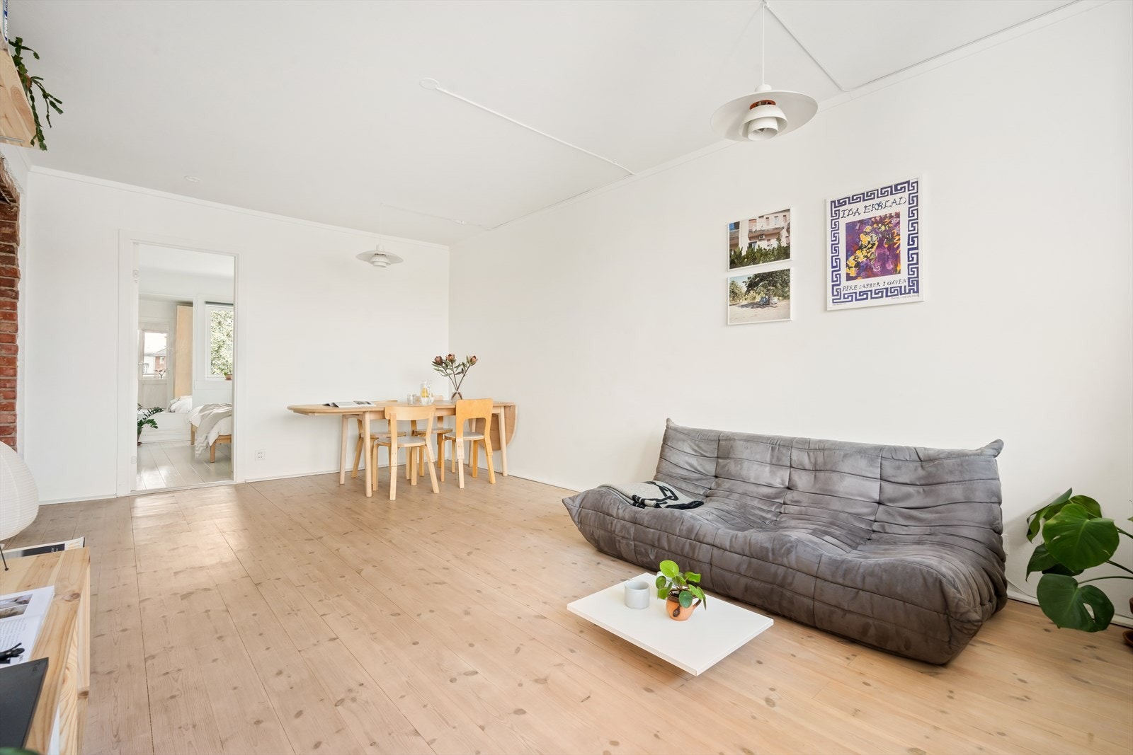 Leilighetens plassering er meget sentral og blir fort et naturlig samlingspunkt for dine venner. Da er det en stor fordel med en stue med plass til mange. Galleribilde