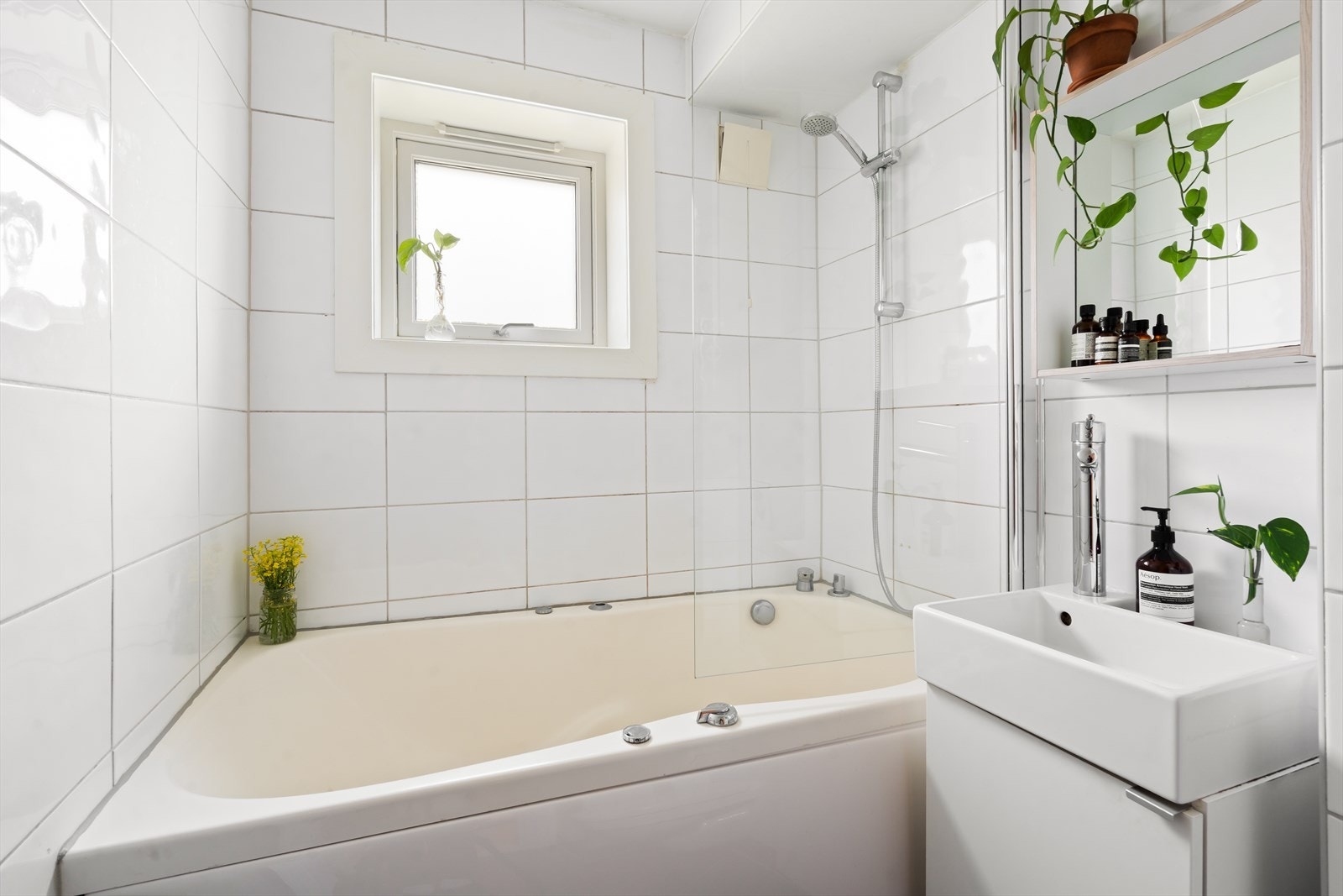 Flislagt og tidløst baderom, oppvarmet med vannbåren radiator. Galleribilde