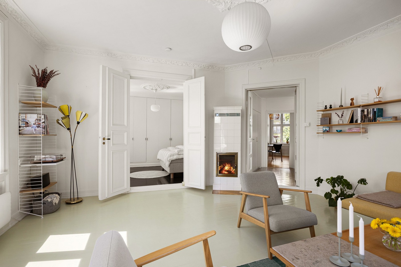 Leiligheten er lys og inneholder klassiske elementer som stukkatur, rosett og kakkelovn. Galleribilde