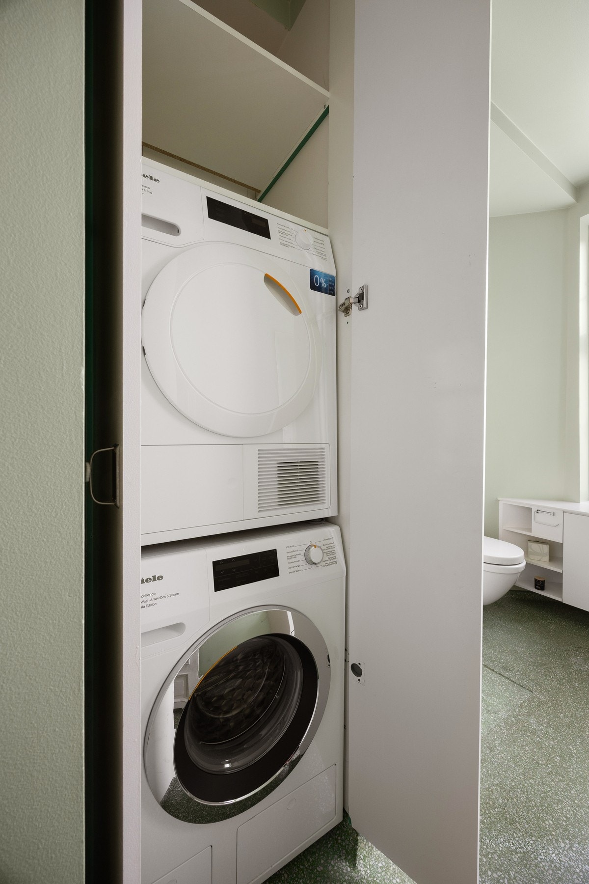 Nisje med plass til vaskemaskin og tørketrommel Galleribilde