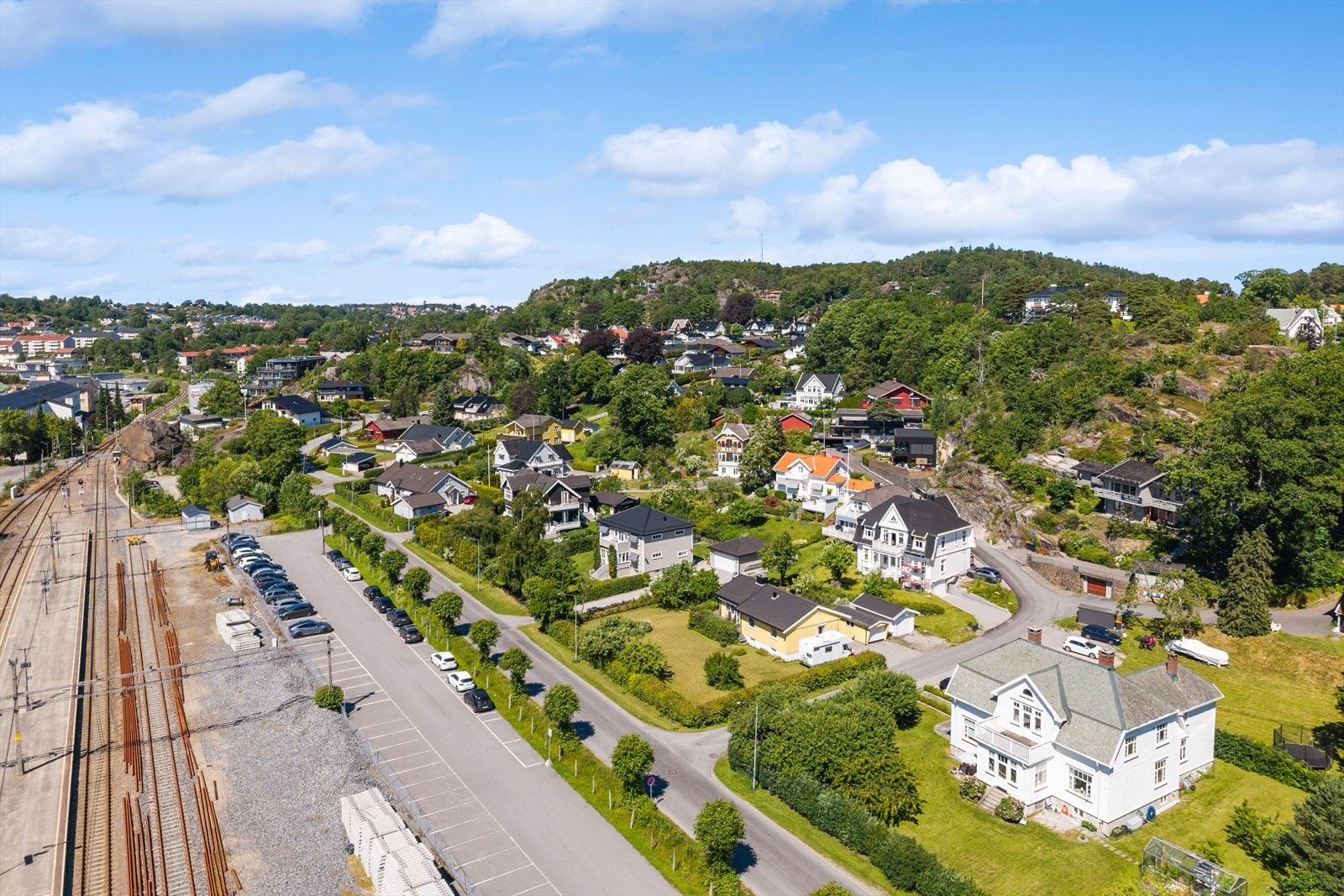 Sandarveien 9B er en eiendom som kombinerer det beste av to verdener - en rolig og veletablert beliggenhet med en stor tomt, samtidig som sentrum, kollektivtransport, sjøen, flotte turmuligheter, kulturtilbud ligger bare minutter unna. Galleribilde