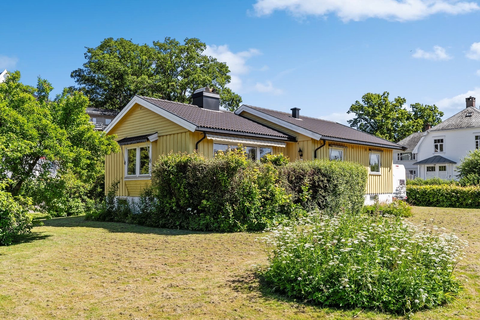Eiendommen ligger på en flott, eiet tomt på nærmere ett mål, med gode solforhold og rikelig med plass til både lek, hageliv og hyggelige sammenkomster. Galleribilde