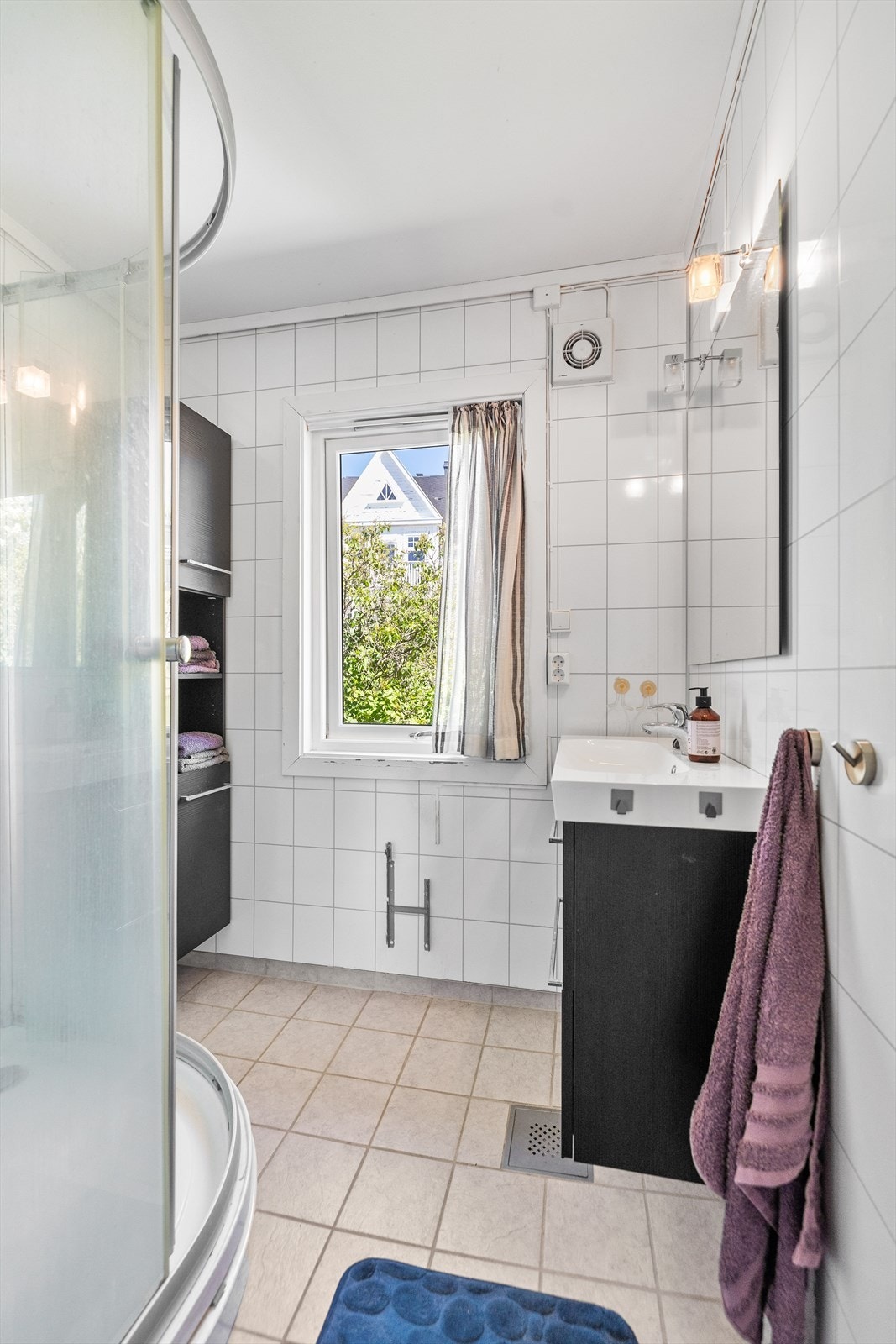 Badet ble oppgradert i 2011 med nye våtromsplater på vegg og fliser på gulv. Galleribilde