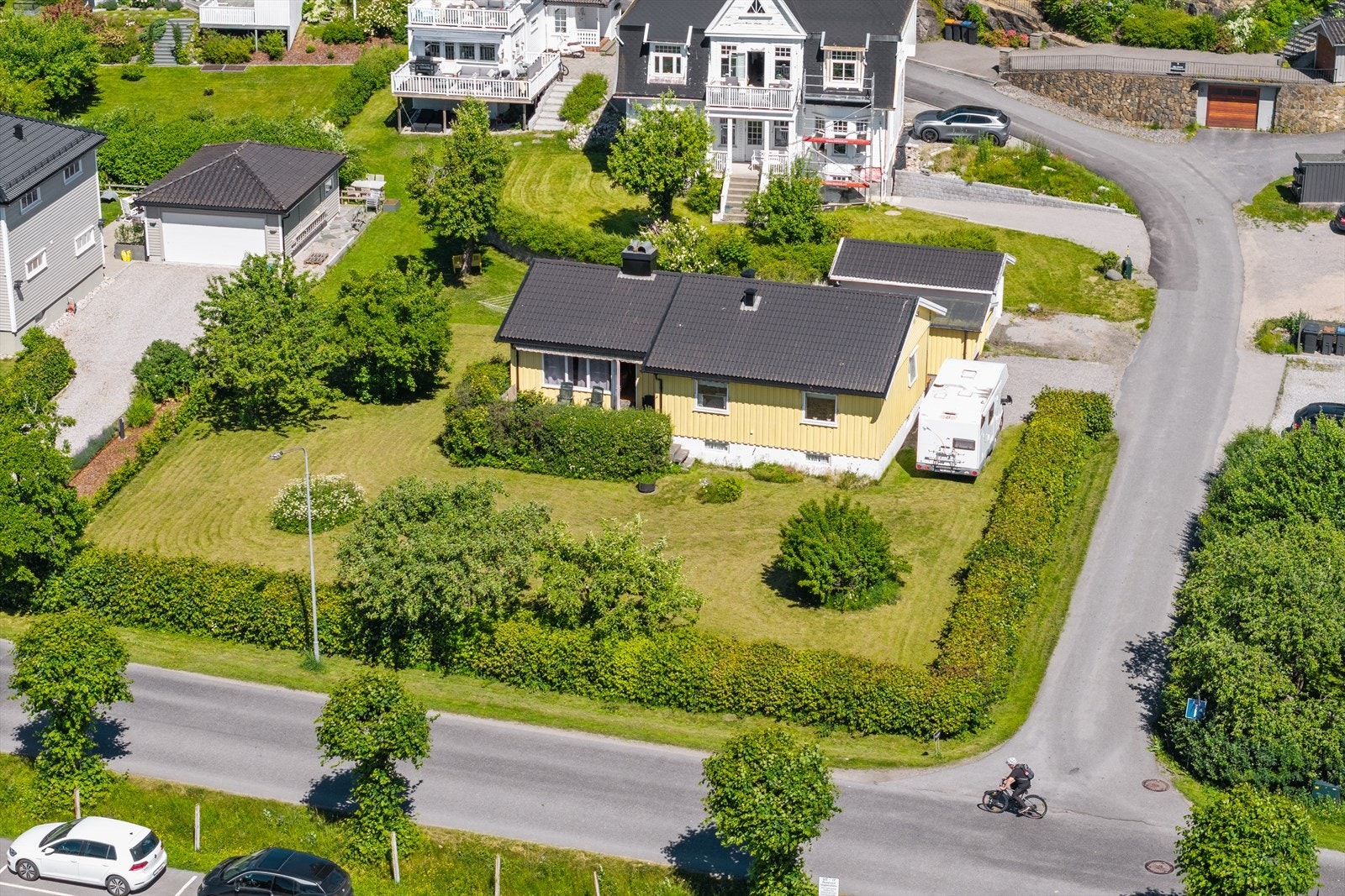 Eiendommen ligger i Åsen, et av Sandefjords mest etablerte og ettertraktede villaområder, hvor du bor med kort gangavstand til sentrum, samtidig som du kan nyte rolige og grønne omgivelser. Galleribilde
