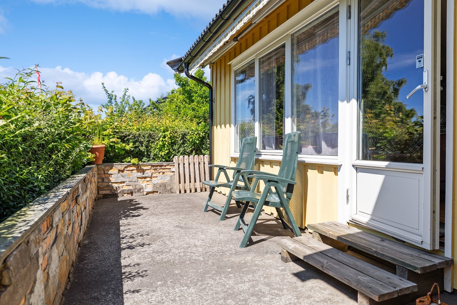 Fra stuen er det direkte utgang til den sørvendte terrassen, noe som gir en flott overgang mellom inne- og utearealene. På varme sommerdager kan terrassedøren stå åpen og uteplassen bli en naturlig forlengelse av stuen Galleribilde