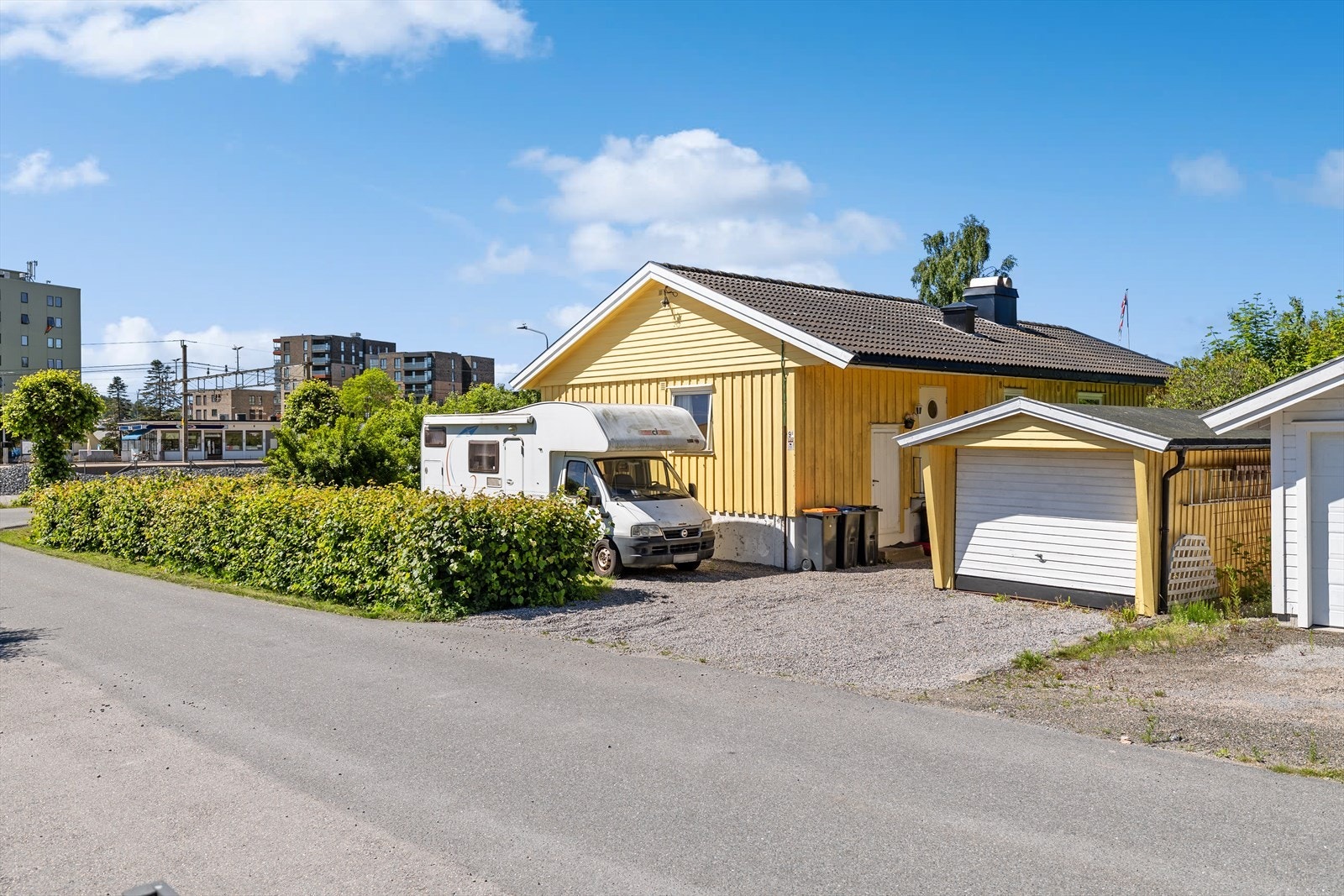 Eiendommen tilbyr parkeringsmuligheter med både parkering på egen gårdsplass og plass i egen garasje. Galleribilde