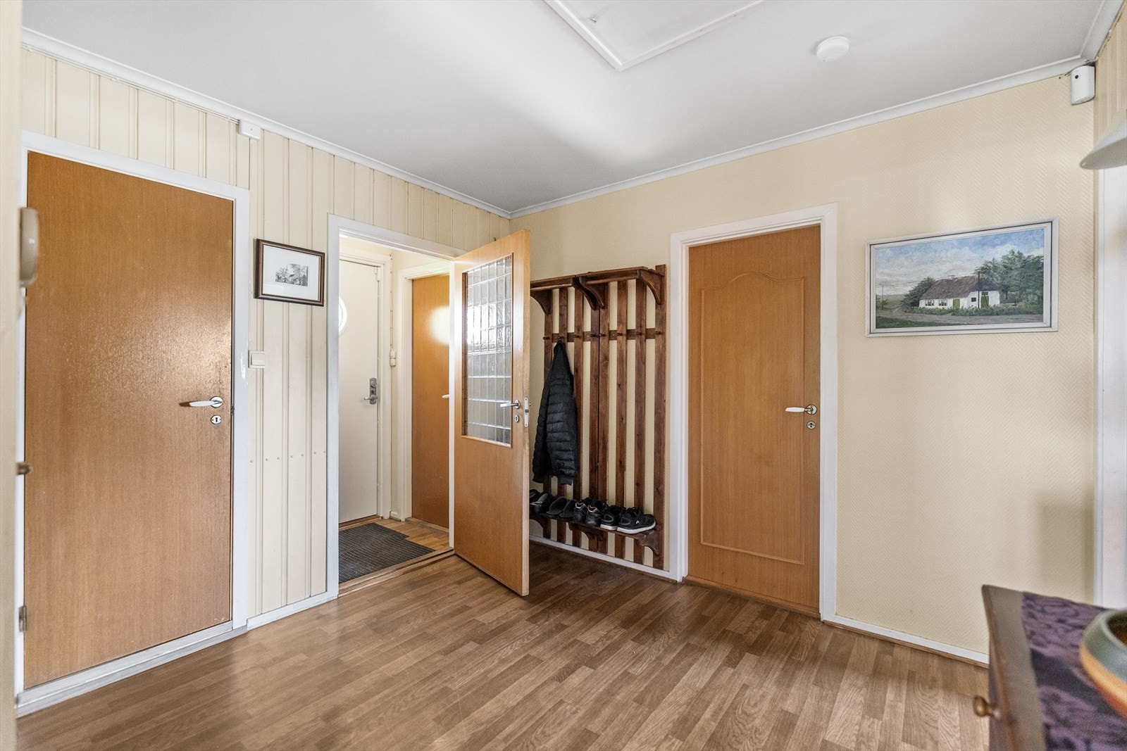Gangen har trepanel på veggene og finèrdører inn til rommene. Galleribilde