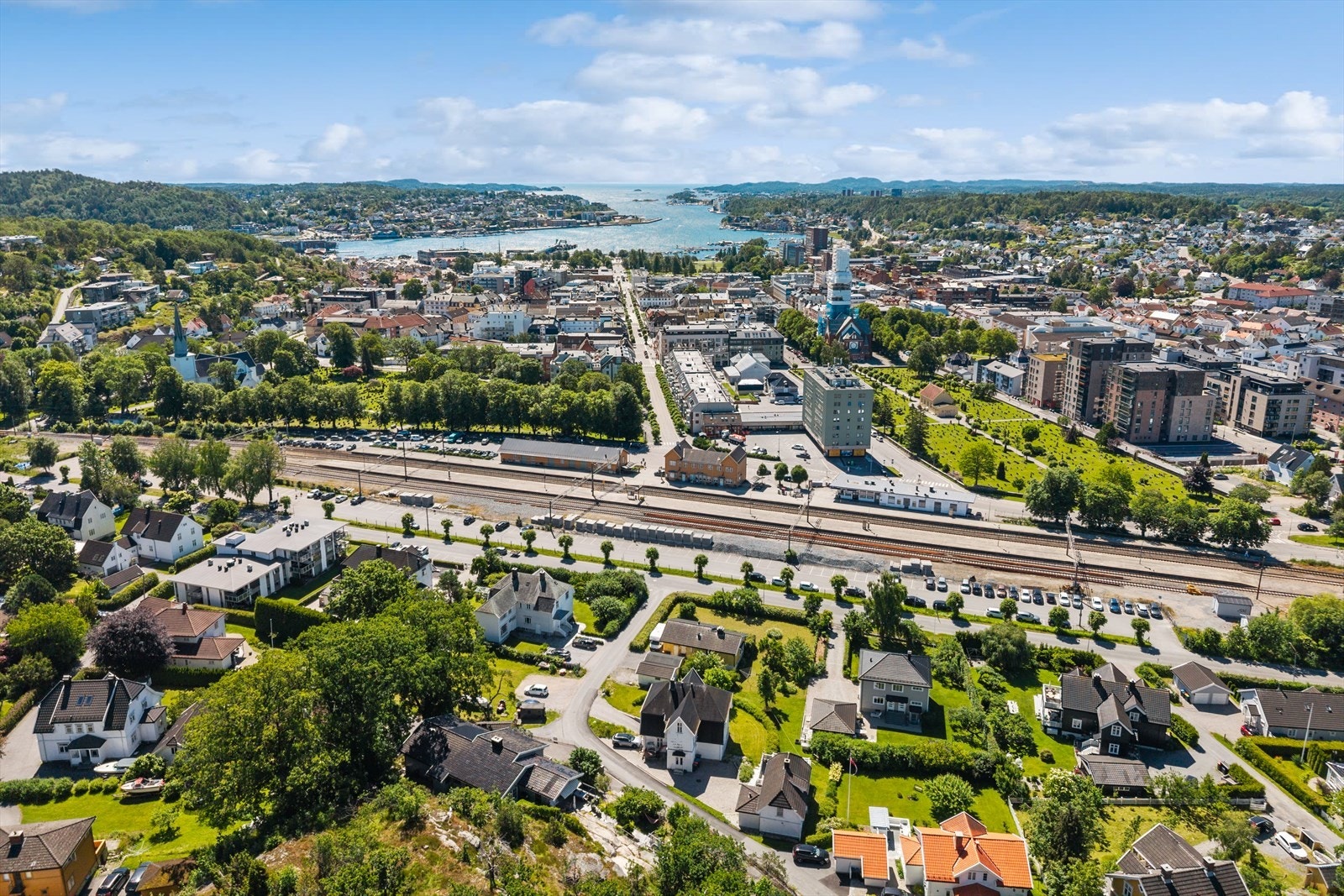Fra boligen er det kun få minutters gange til både Sandefjord jernbanestasjon og rutebilstasjon. Dette gir svært gode pendlermuligheter med hyppige togavganger mot Oslo og resten av Vestfold, samt gode bussforbindelser til øvrige deler av regionen. Galleribilde