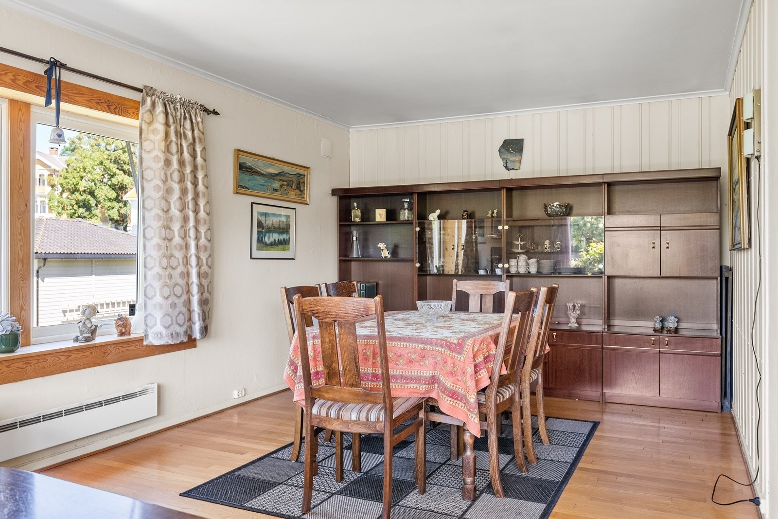Her er det god plass til et stort spisebord hvor familie og gjester kan samles til både hverdagsmiddager og festlige anledninger. Galleribilde