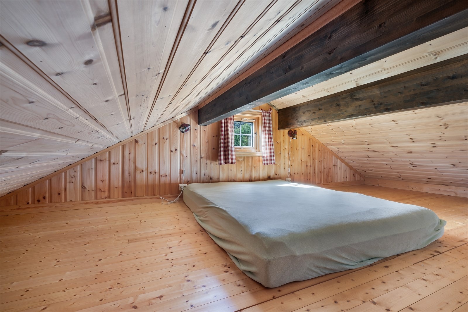 Hemsen har en gulvflate på ca. 20 m², men oppfyller ikke kravene til måleverdig areal grunnet lav takhøyde. Galleribilde