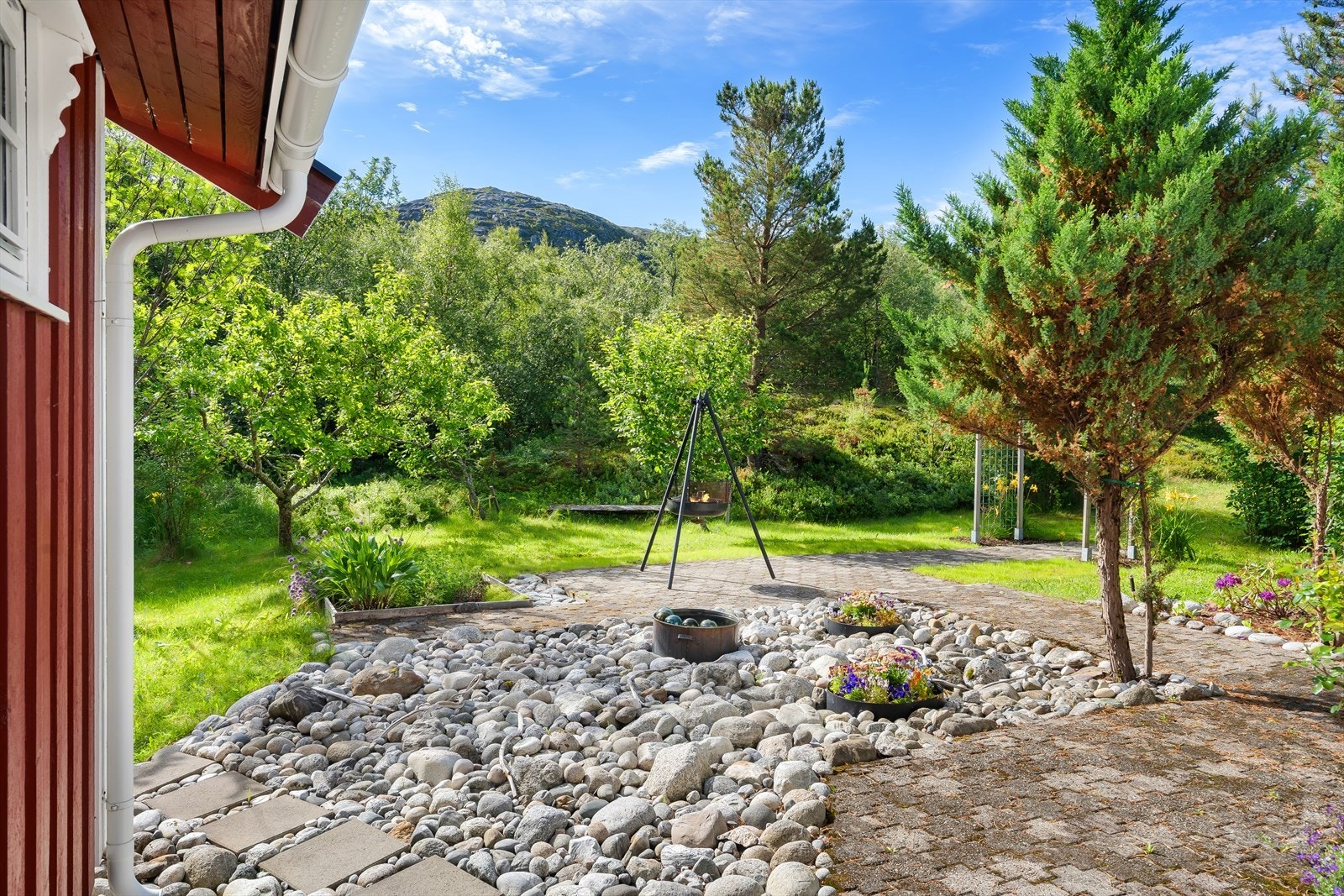 Tomten består av naturtomt og opparbeidet areal. Galleribilde