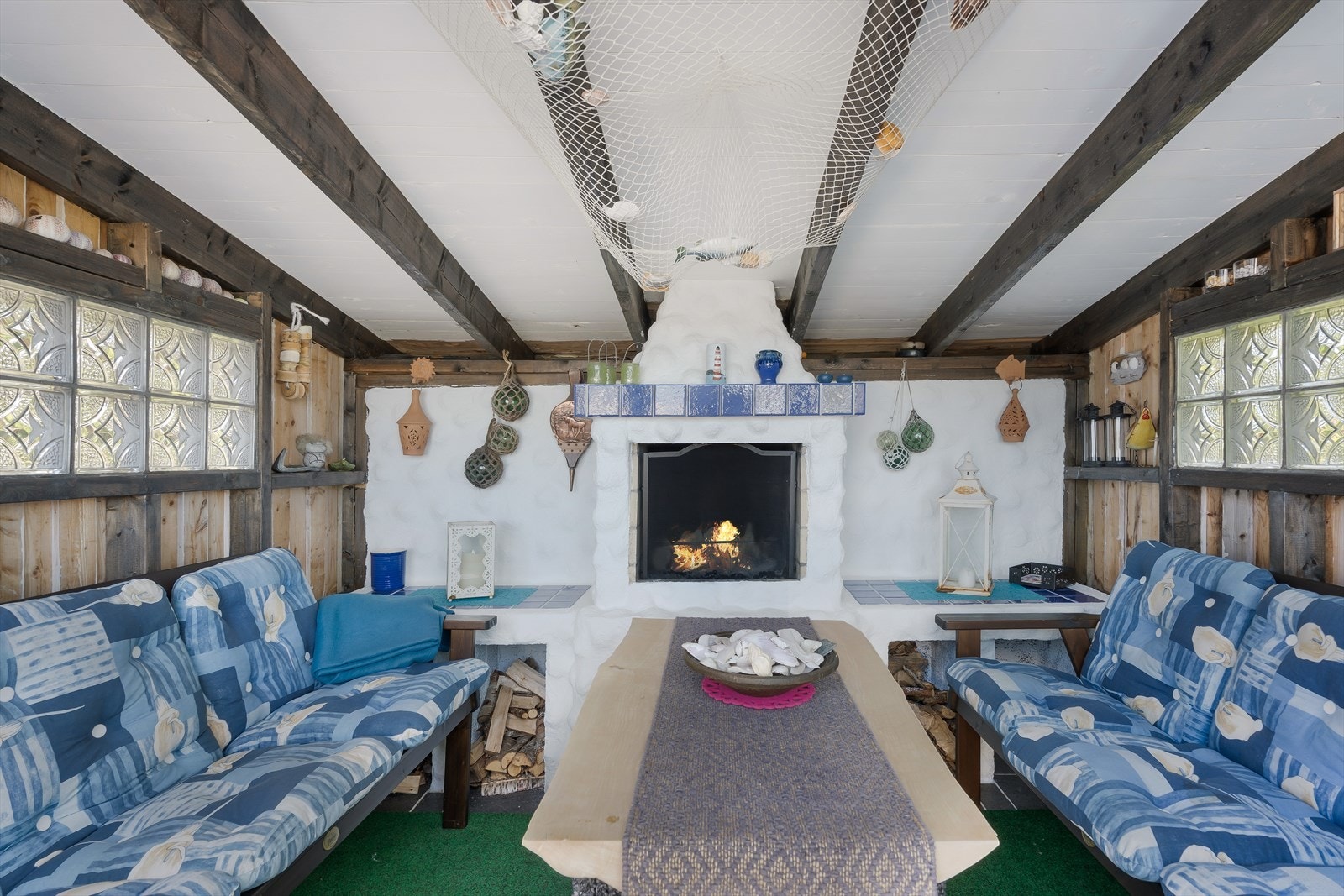 Grillhuset har et plassbygget ildsted med pipe og enkel konstruksjon. Galleribilde