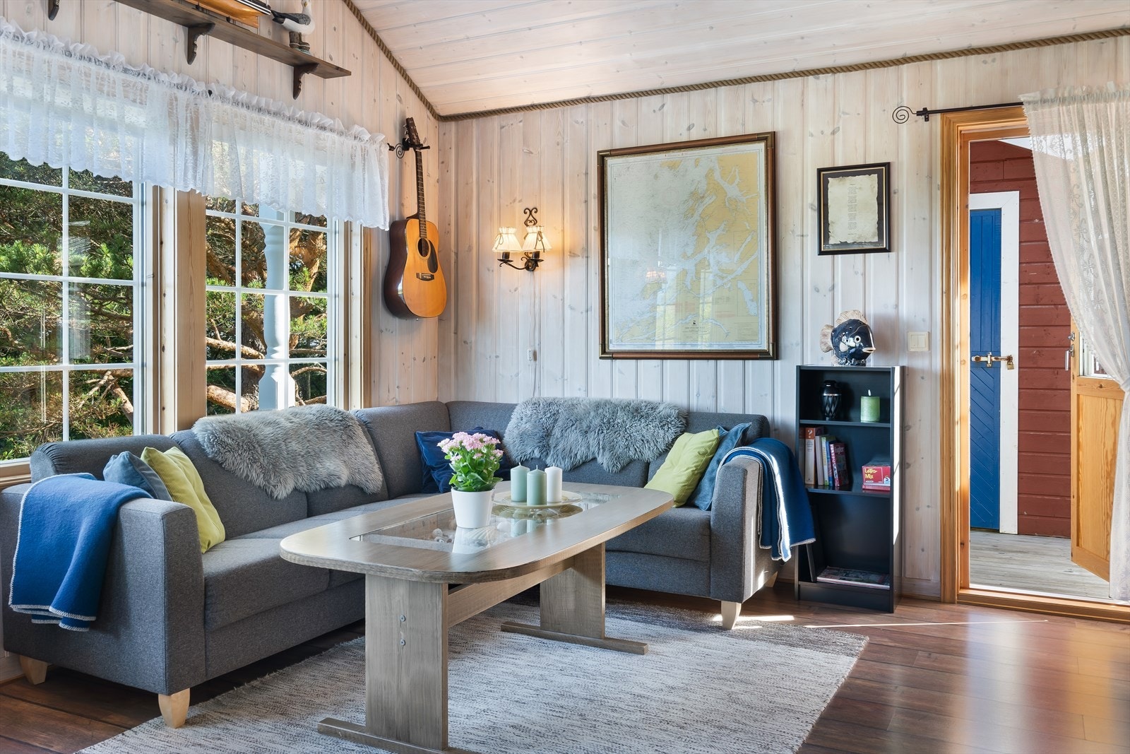 Plass til sofagruppe gjør rommet til et naturlig samlingspunkt. Galleribilde