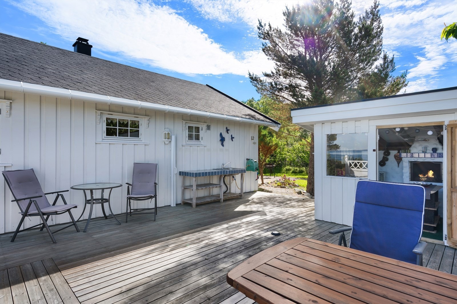 Uteområdet med plattinger og utsikt gir en fin ramme for rekreasjon. Galleribilde