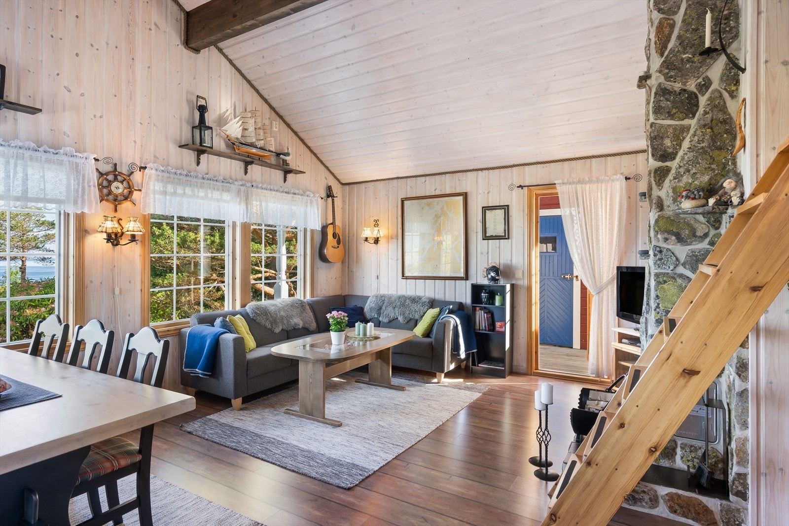 Tretrapp gir tilgang til hemsen. Galleribilde