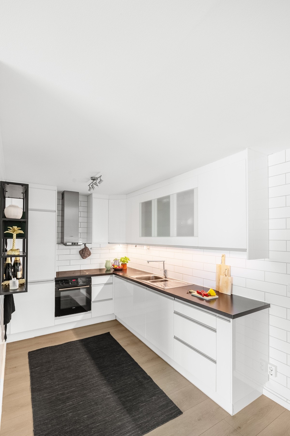Her er det god arbeidsflate og rikelig med skap, samt integrert stekeovn, koketopp med ventilator og dobbel oppvaskkum. Galleribilde