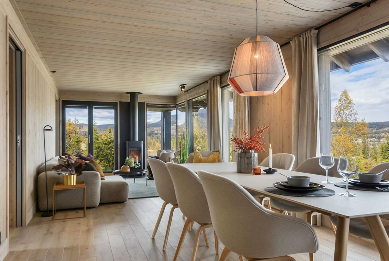 Vy-hyttene har delikate farger, heltre panel og her med eikegulv. AI-redigert foto fra en oppsatt hytte. Galleribilde