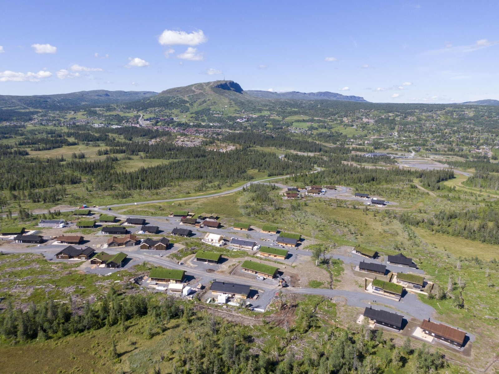 Dronefoto over tomteområdet med utsikt mot Skeikampen. Galleribilde